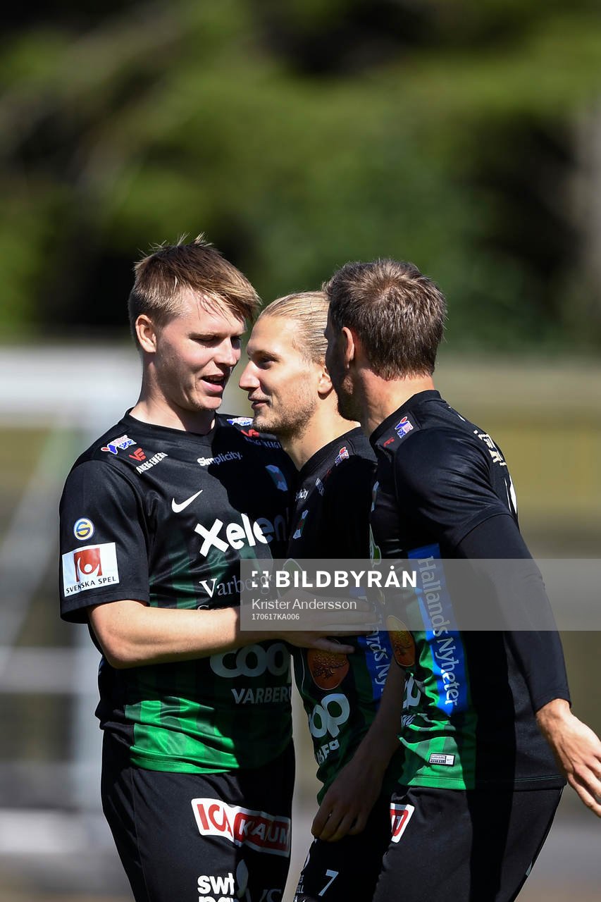 Varbergs Oliver Silverholt jublar med lagkamrater