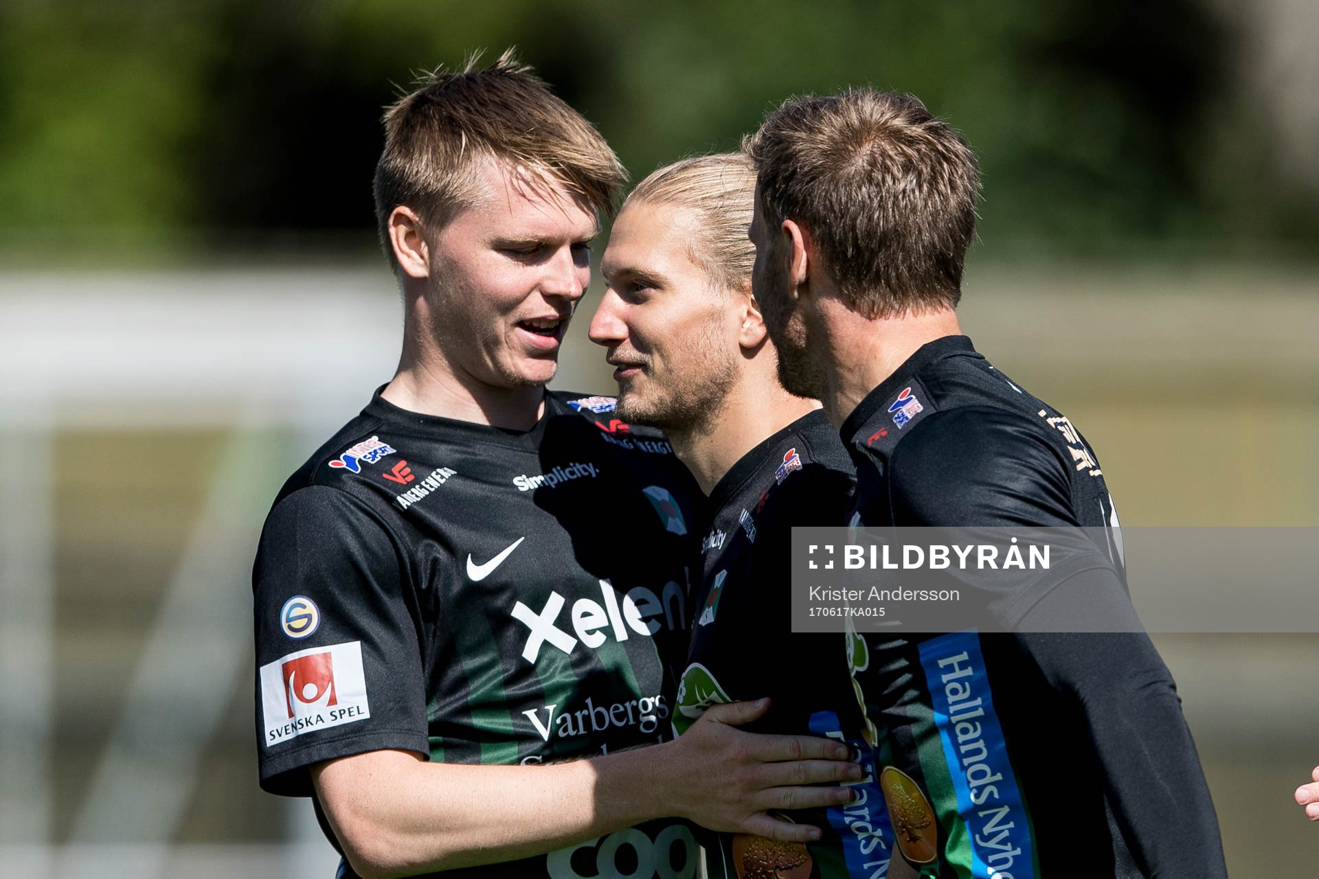 Varbergs Oliver Silverholt (i mitten) jublar
