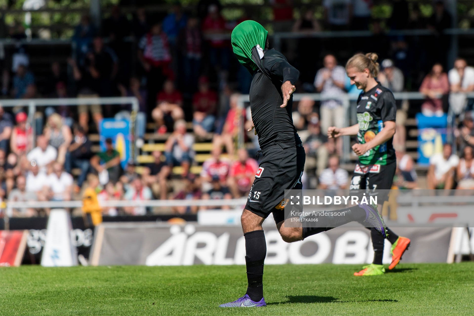Varbergs Oliver Stanisic jublar och drar tröjan över