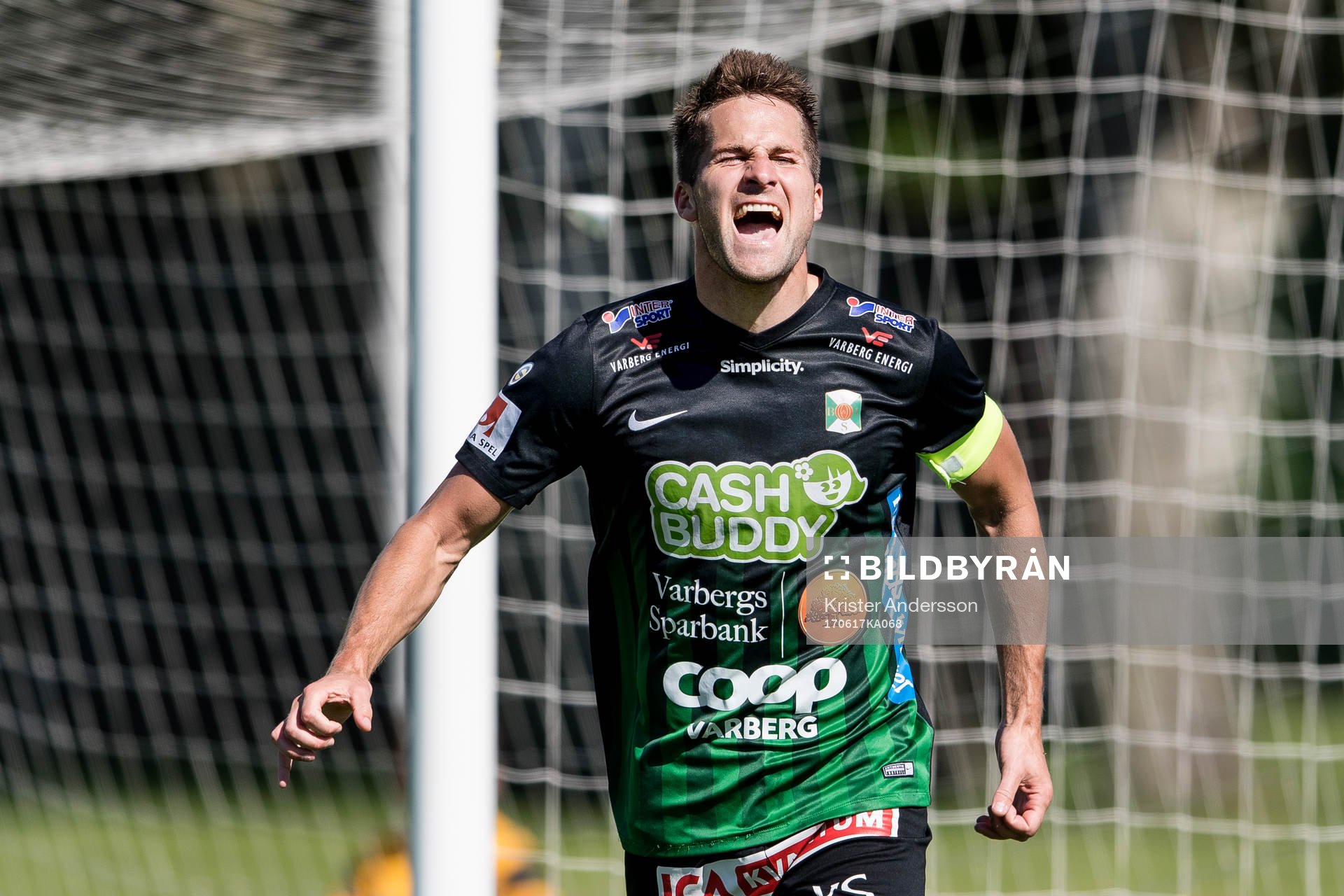 Varbergs Gabriel Altemark-Vanneryr reagerar på ett domslut
