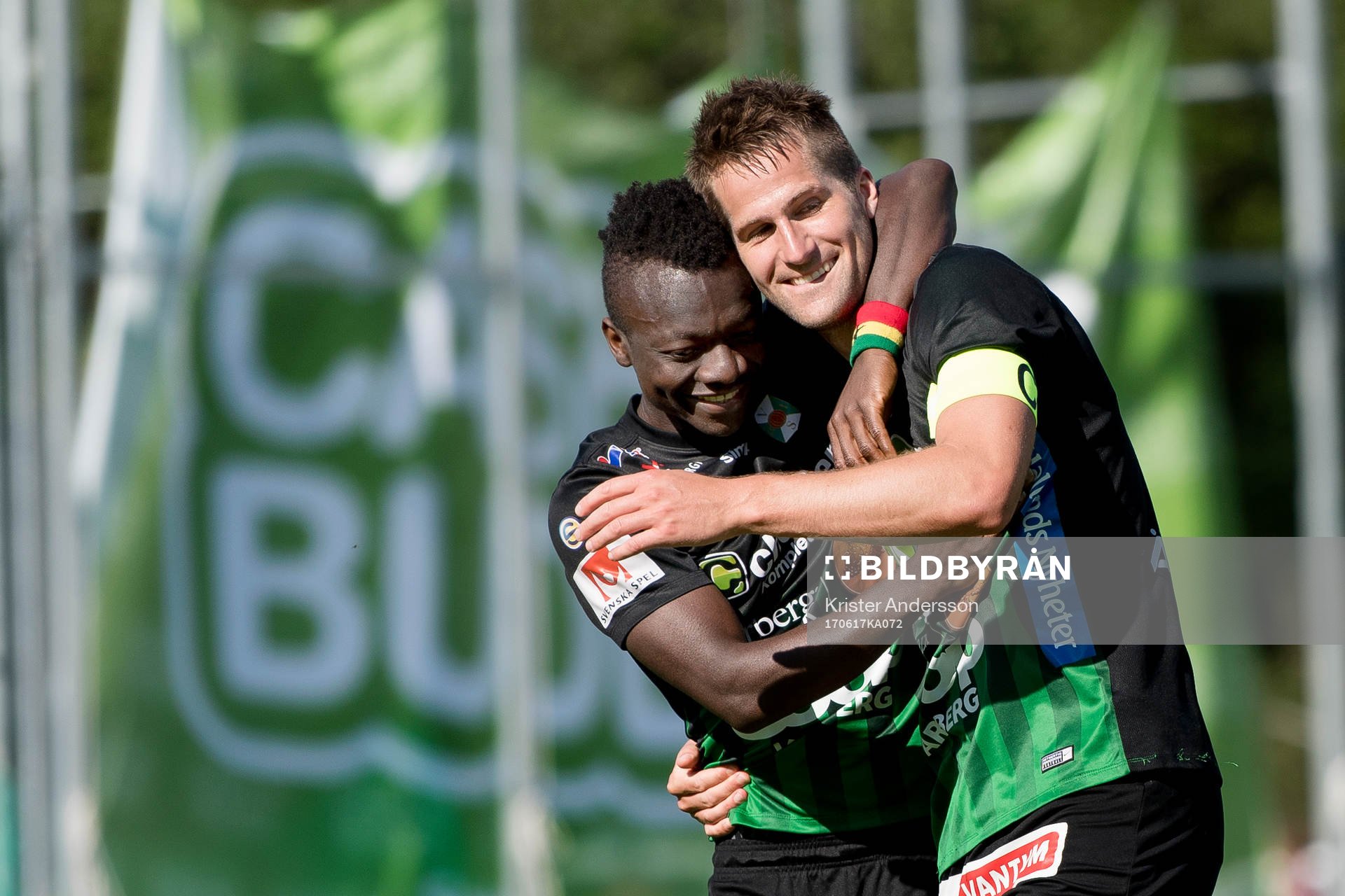 Varbergs Thomas Boakye (v) och Gabriel Altemark-Vanneryr (h) jublar efter att Altemark-Vanneryr gjort 4-0 under fotbollsmatchen i Superettan mellan Varberg och Degerfors den 17 juni 2017 i Varberg.