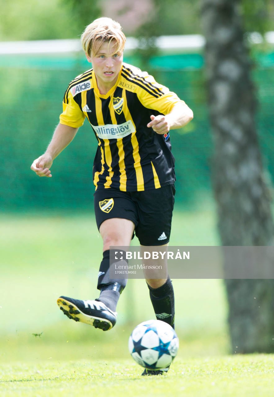 IFK Hässleholms Gustaf Lindroth i matchen i division 2