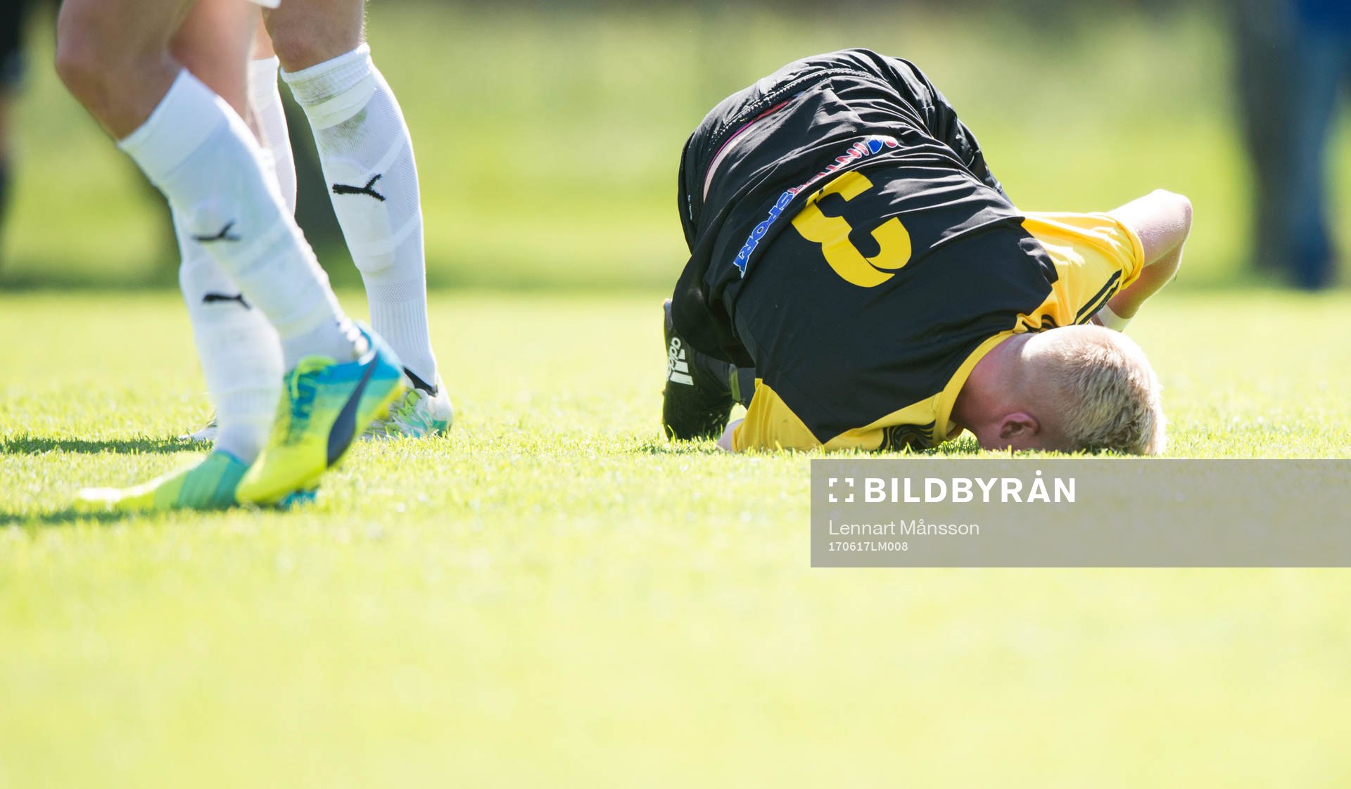 IFK Hässleholms Linus Svensson biter i gräset i matchen i