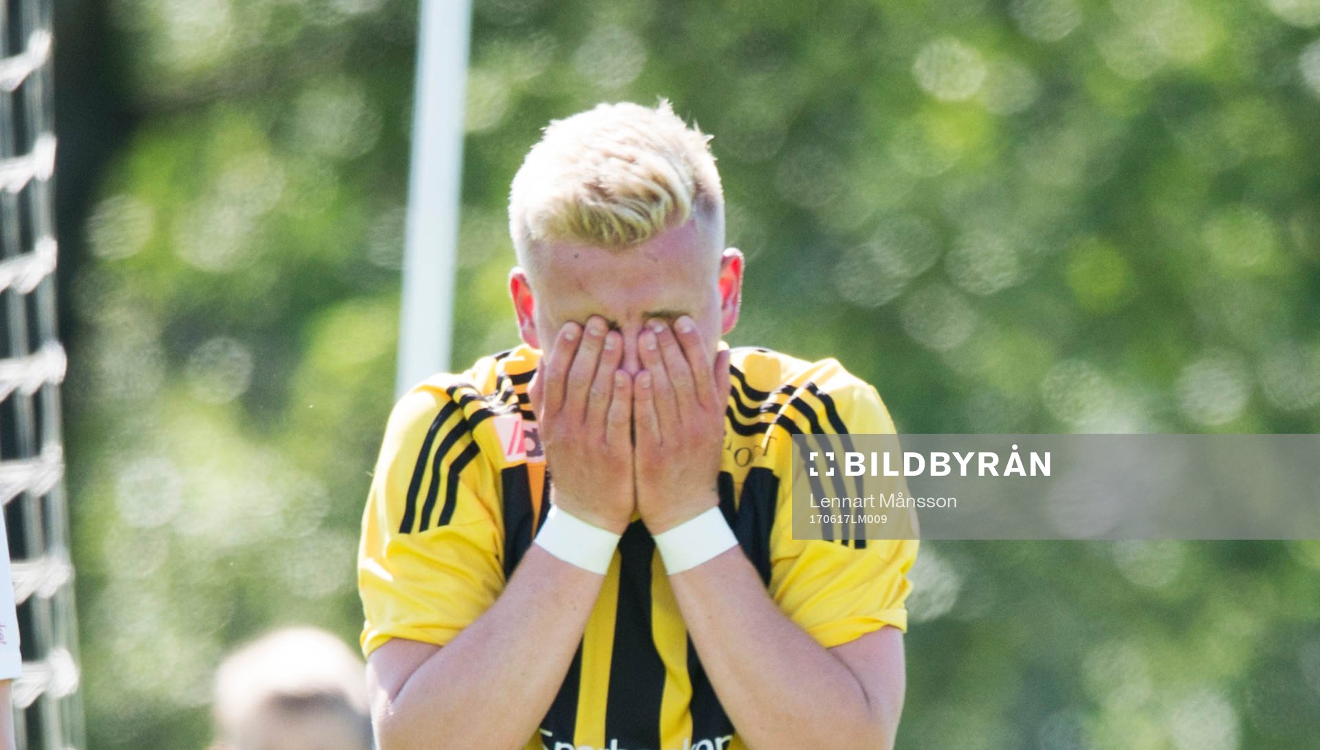 IFK Hässleholms Linus Svensson deppar i matchen i division