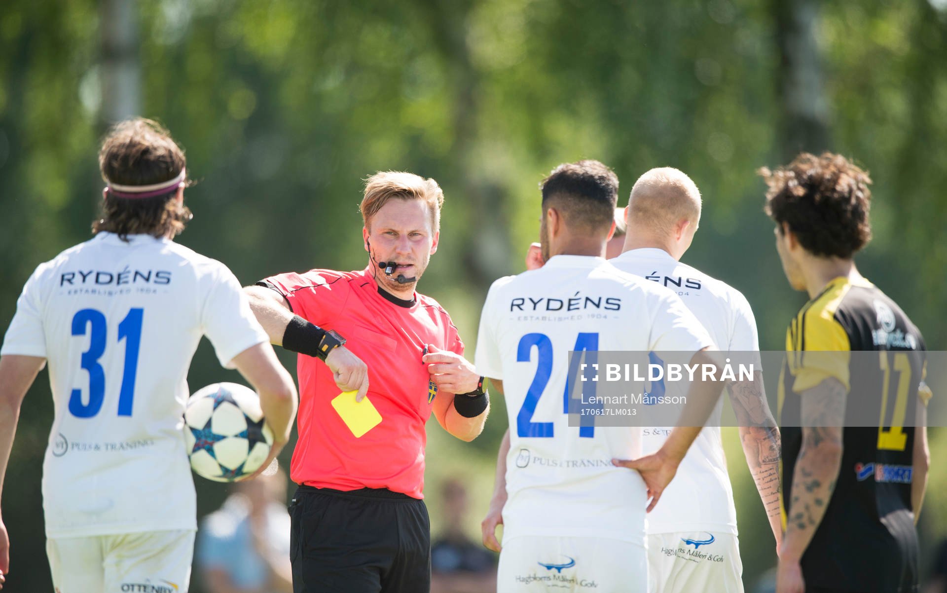 Domaren tar fram gula kortet och varnar i matchen i