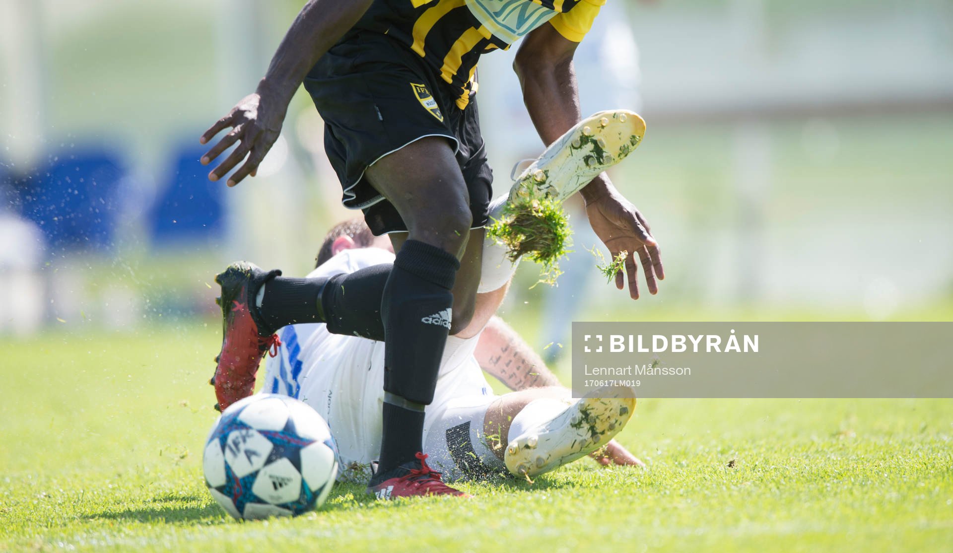 Glidtackling så grästuvorna flyger i matchen i division 2