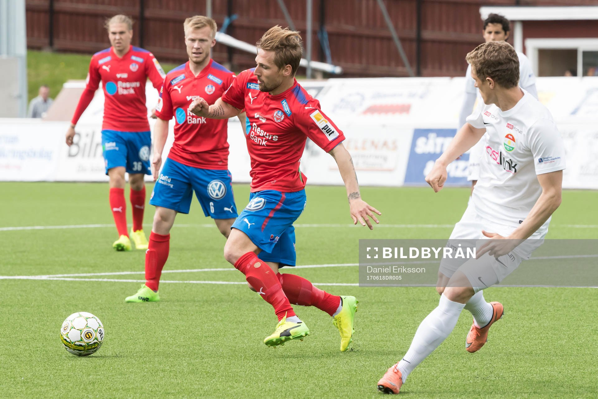 Kamp om bollen i fotbollsmatchen i Superettan mellan