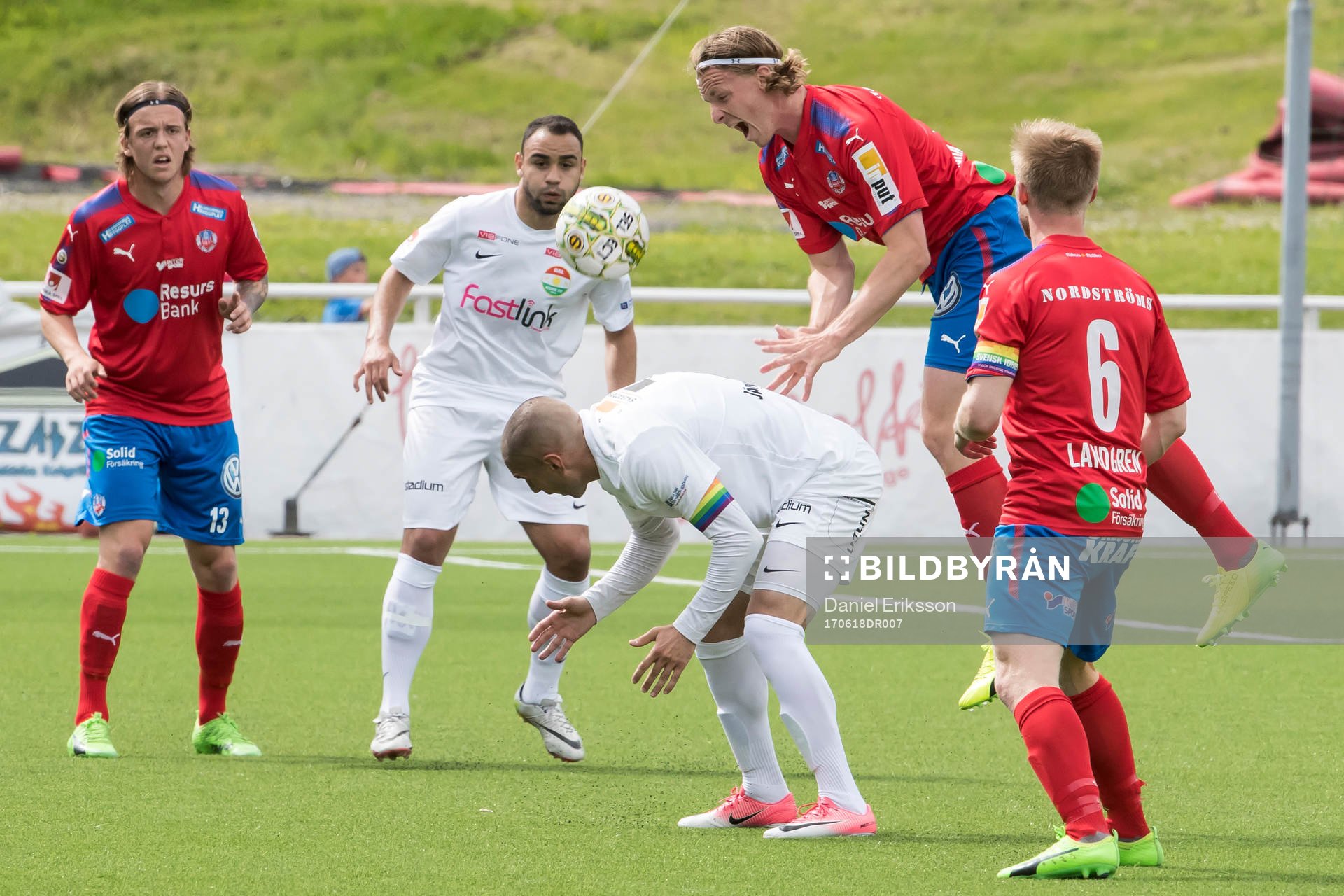 Helsingborgs Carl Johansson bakom Dalkurds Rawez Lawan  i