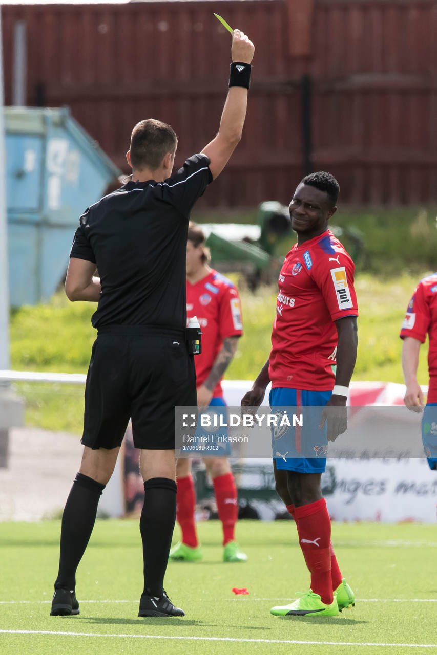 Helsingborgs Oke Akpoveta varnas av domare Nermin Cisic i