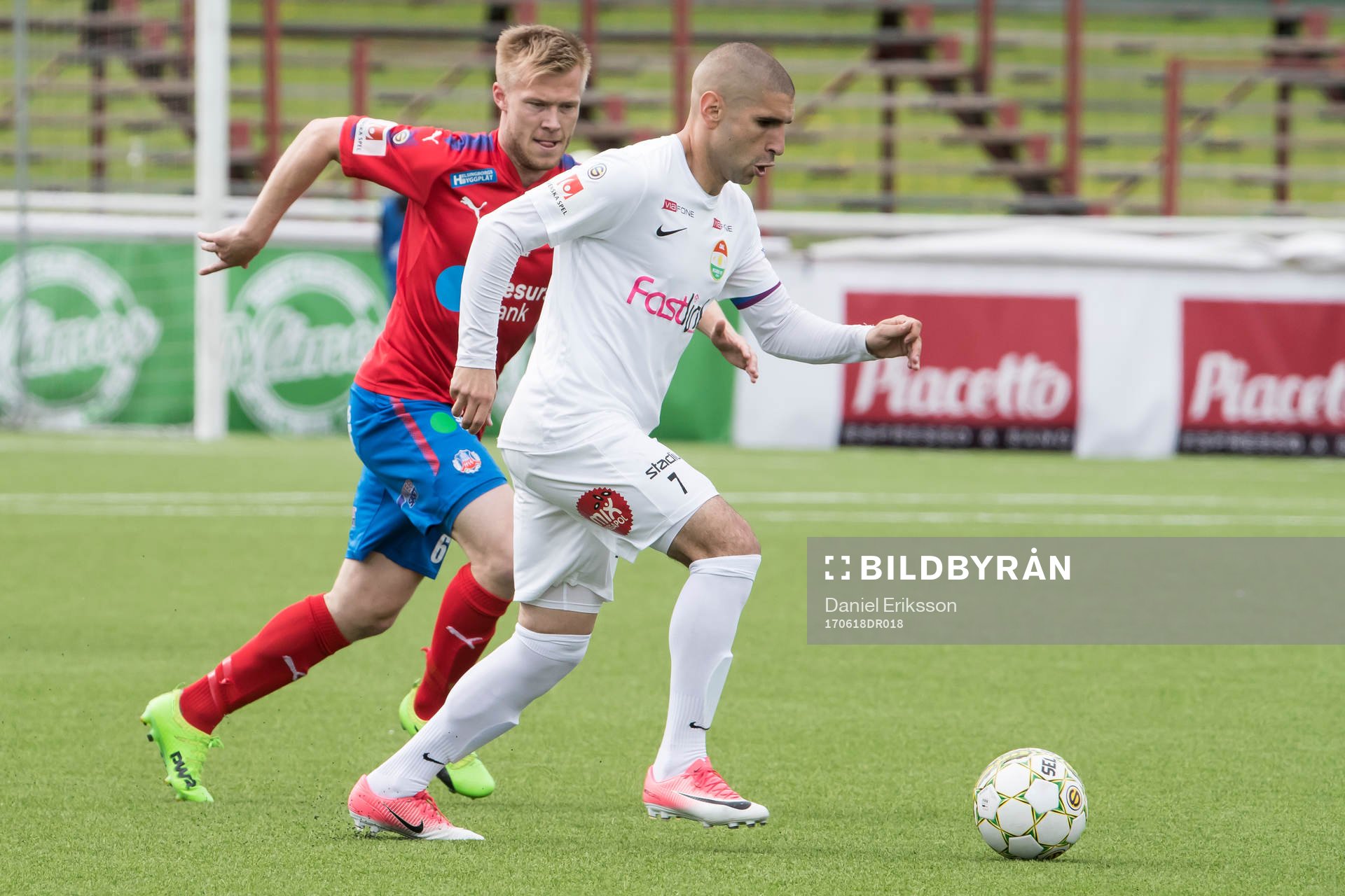 Helsingborgs Andreas Landgren jagar Dalkurds Rawez Lawan  i