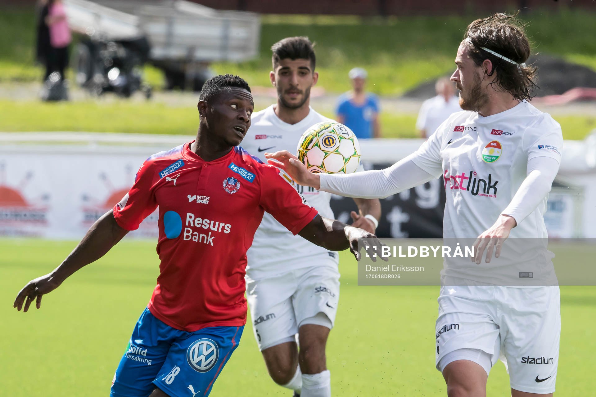 Helsingborgs Oke Akpoveta och Dalkurds Robin Tranberg  i