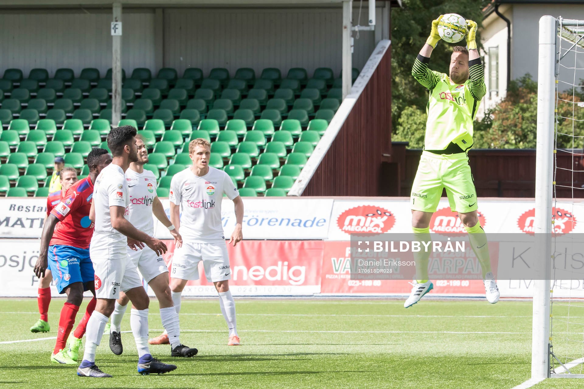Dalkurds målvakt Frank Pettersson räddar i