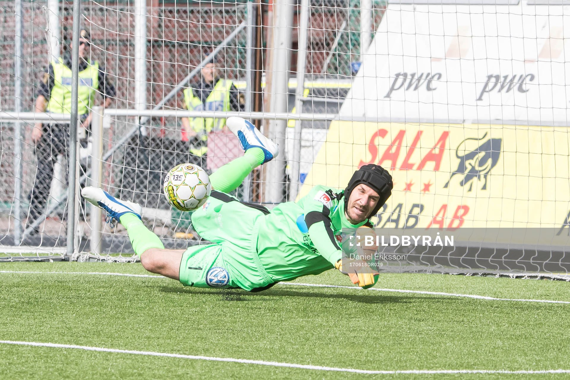 Helsingborgs målvakt Matt Pyzdrowski räddar straff i