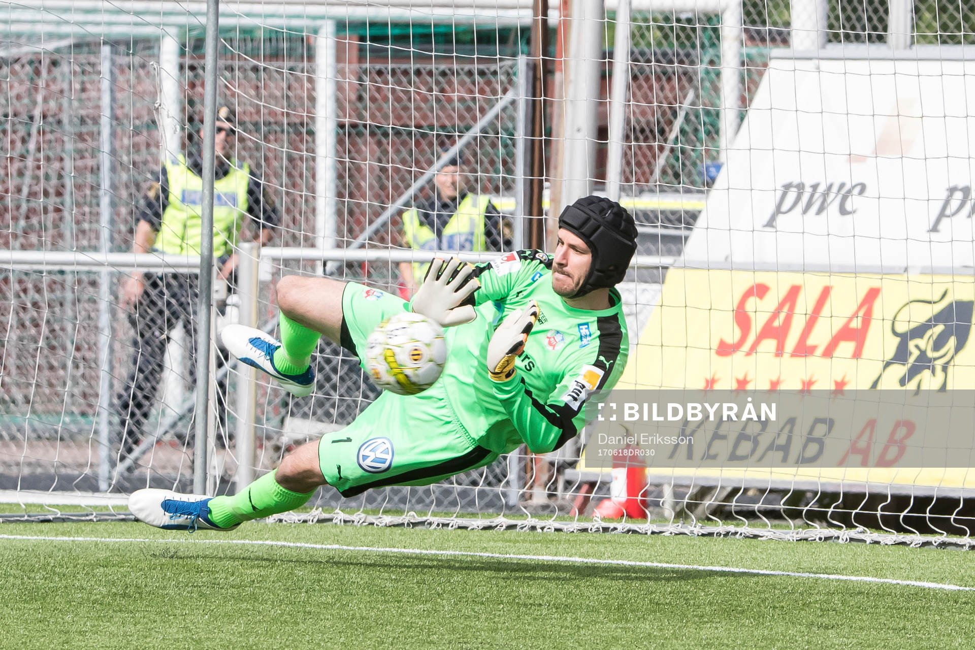 Helsingborgs målvakt Matt Pyzdrowski räddar straff i