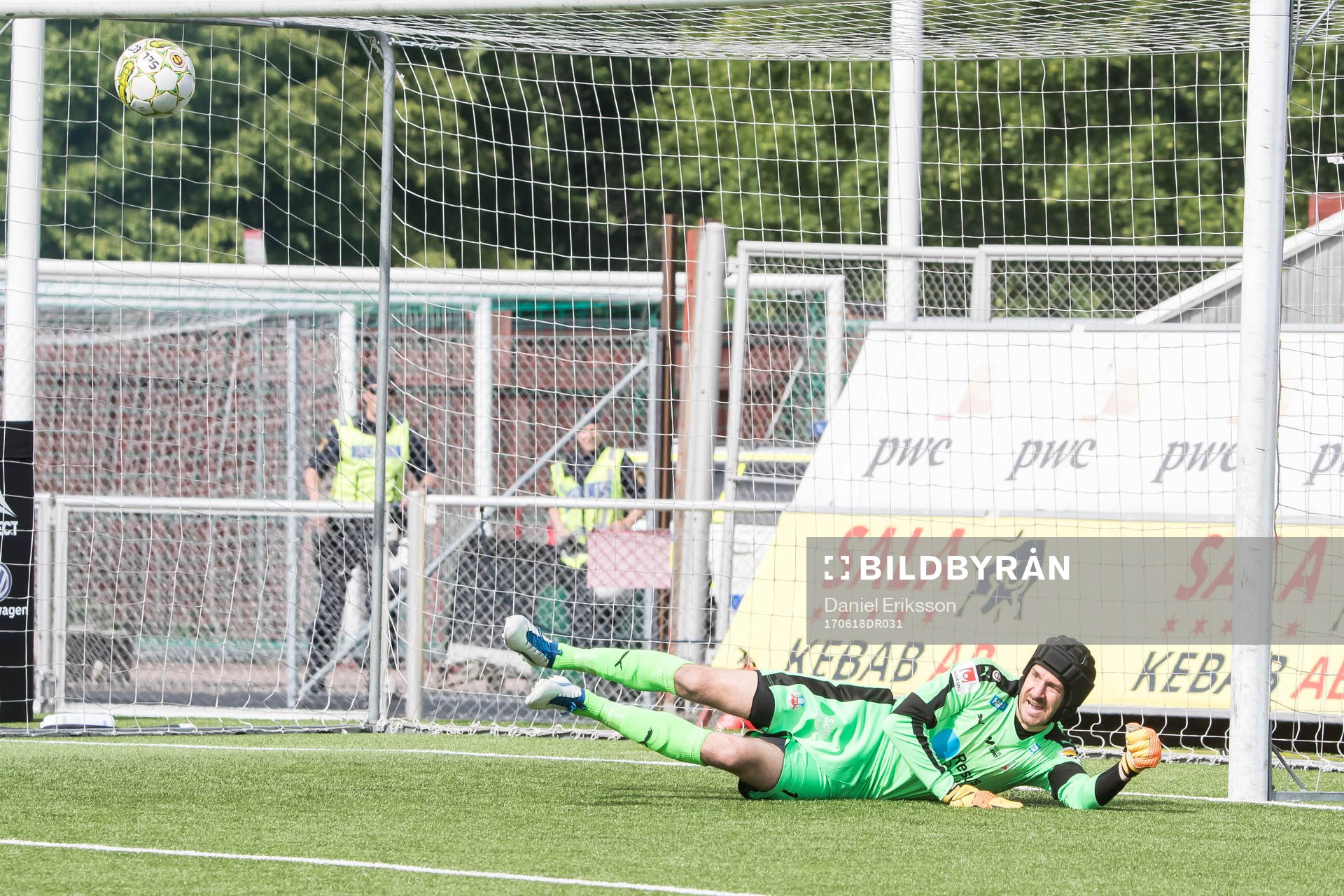 Helsingborgs målvakt Matt Pyzdrowski räddar straff i