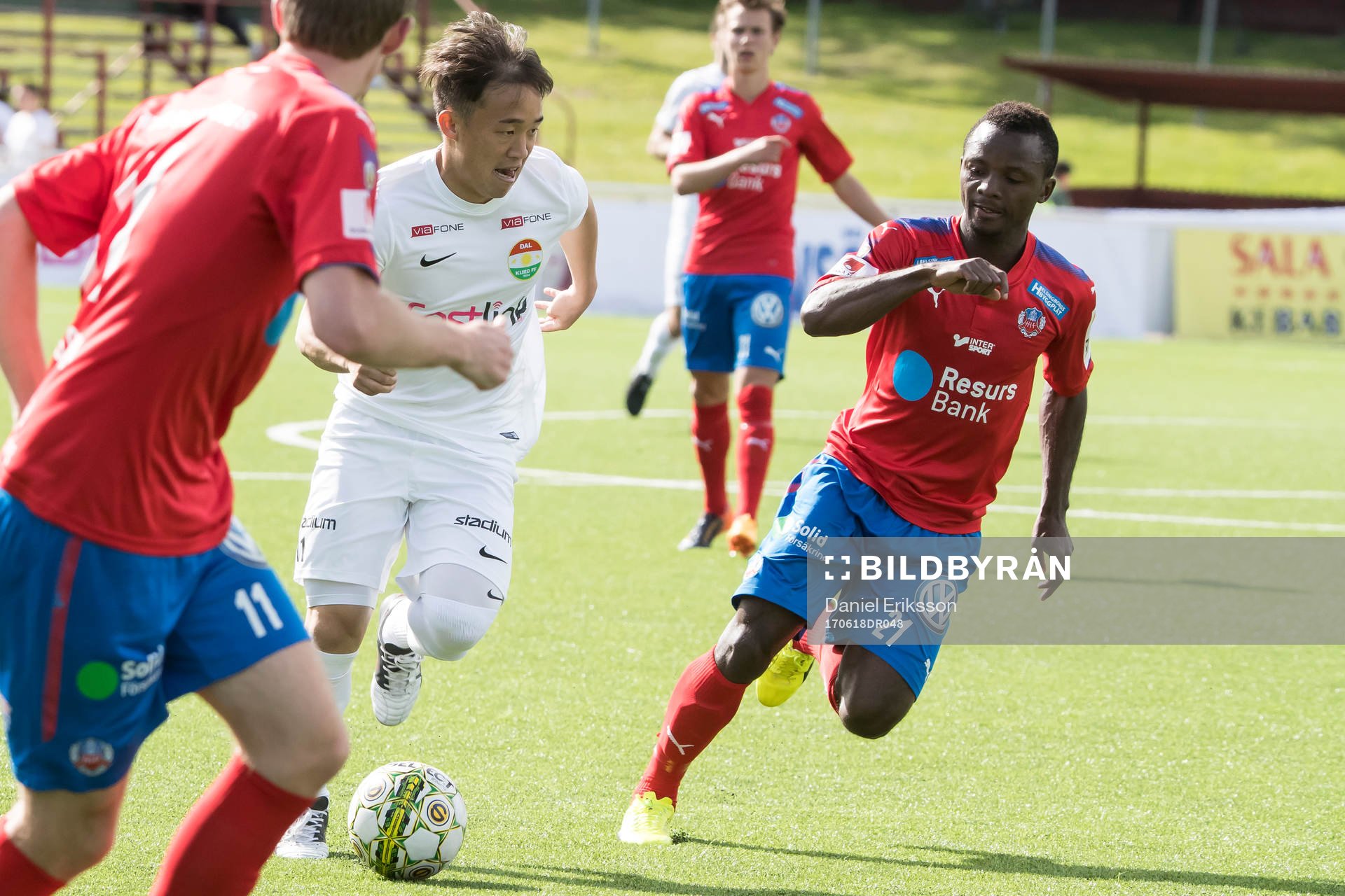 Dalkurds Yukiya Sugita och Helsingborgs Monday Samuel  i