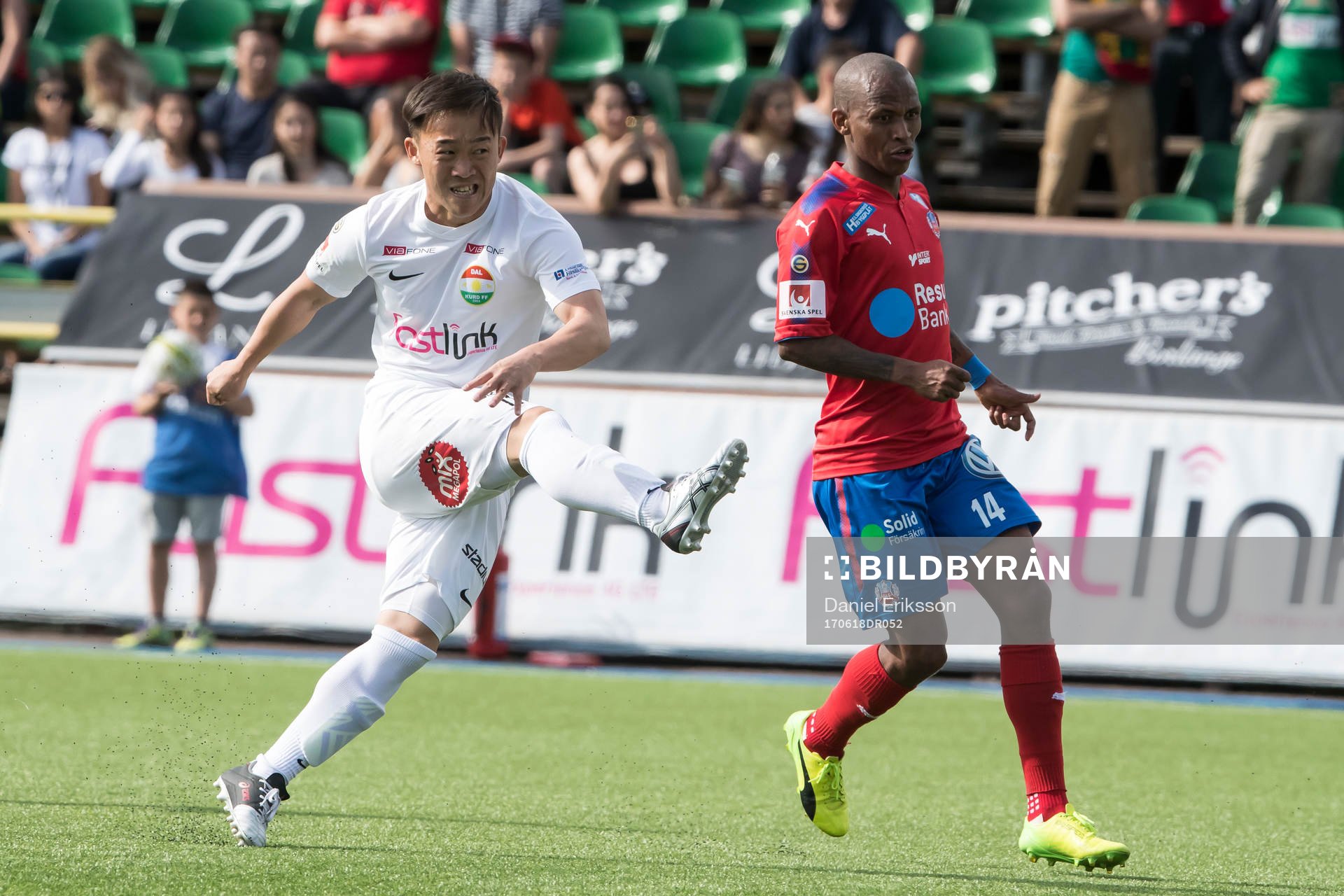 Dalkurds Yukiya Sugita Helsingborgs Bradley Surprise Ralani i fotbollsmatchen i Superettan mellan Dalkurd och Helsingborg den 18 juni 2017 i Borlänge.
