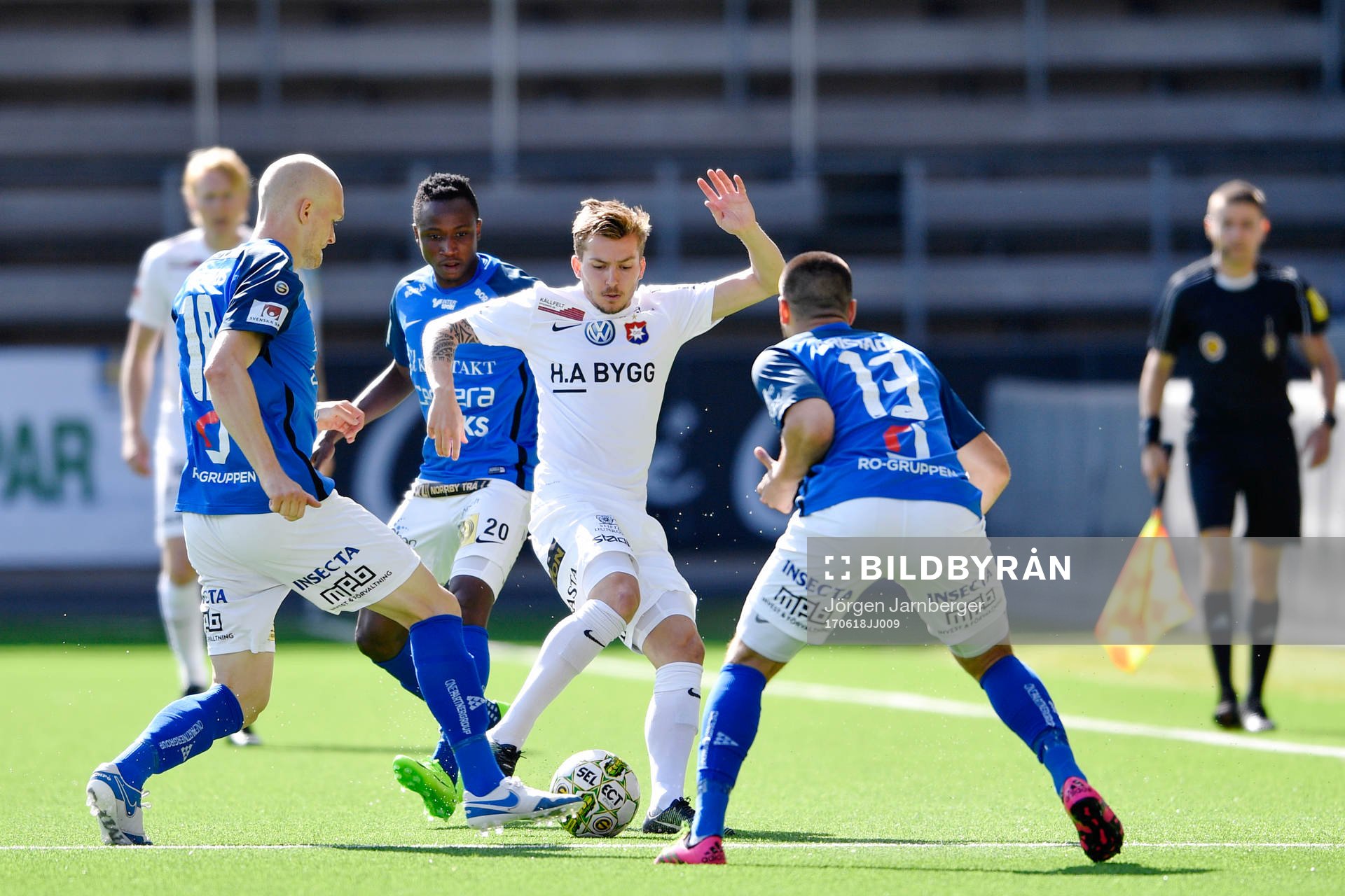 Norrbys Viktor Nilsson och Kardo Sarchel Aso Omar i kamp om bollen med Örgrytes Andreas Östling under fotbollsmatchen i Superettan mellan Norrby och Örgryte den 18 juni 2017 i Borås.