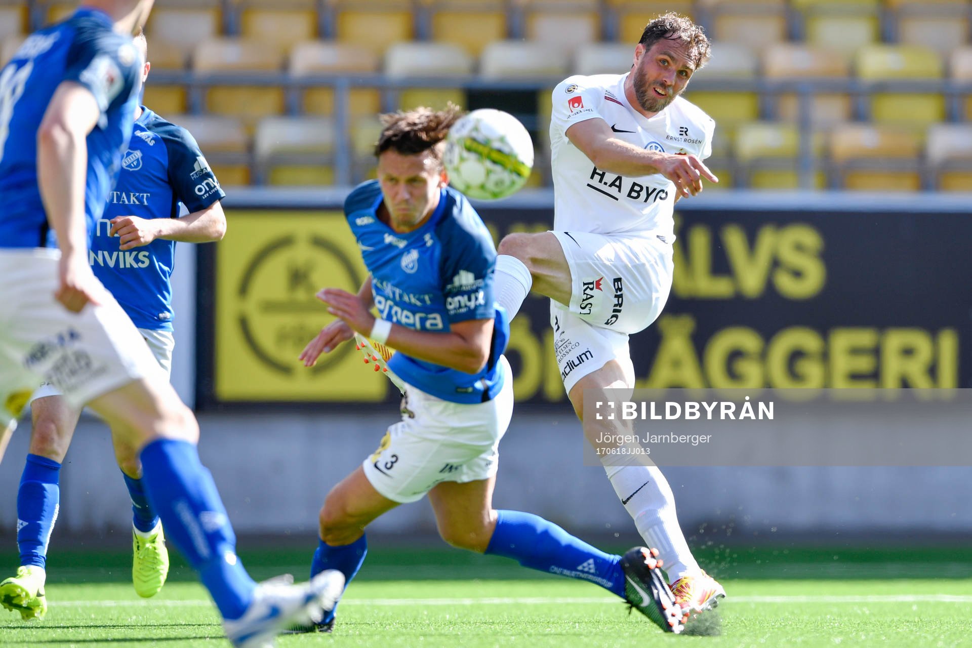 Örgrytes Johan Elmander skjuter