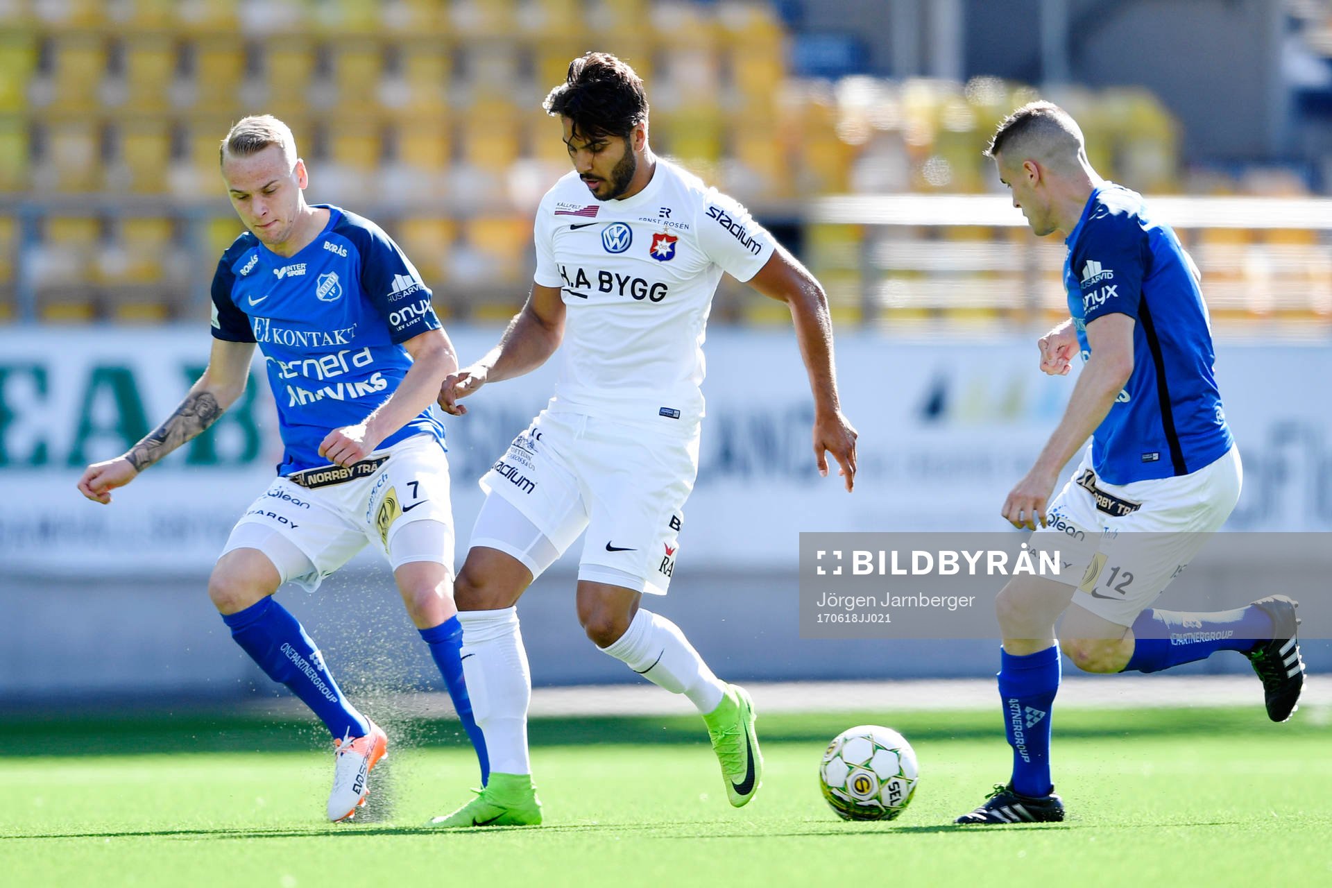 Norrbys Adam Ståhl och Nino Osmanagic försvarar mot