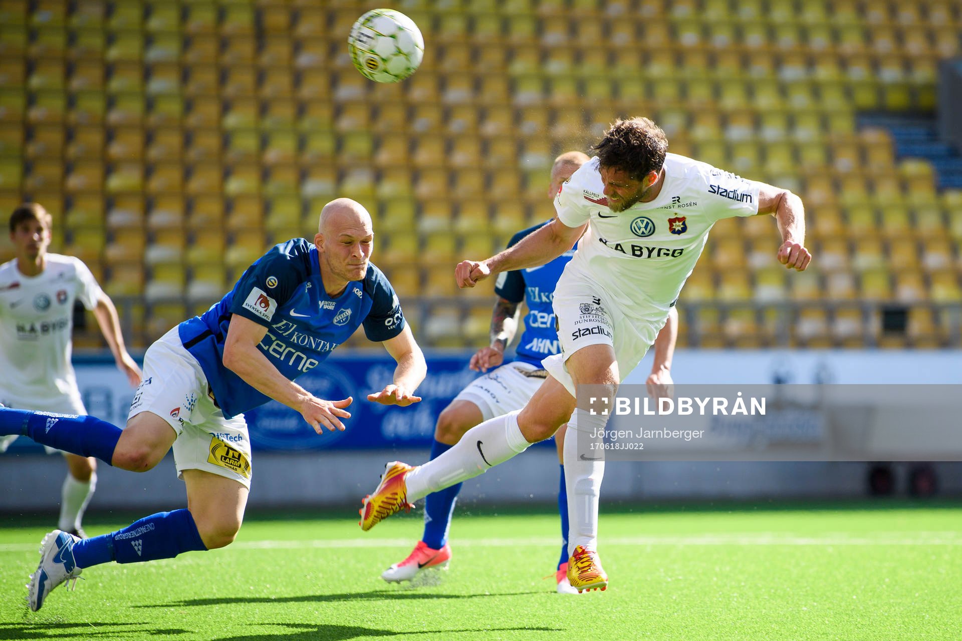 Örgrytes Johan Elmander nickar bollen framför Norrbys