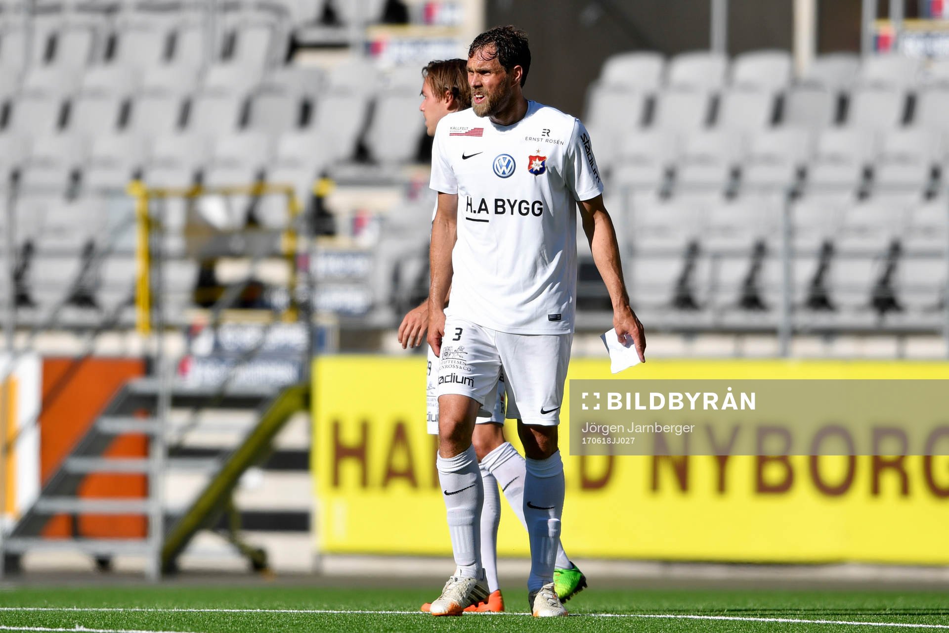 Örgrytes Johan Elmander med en papperslapp i handen