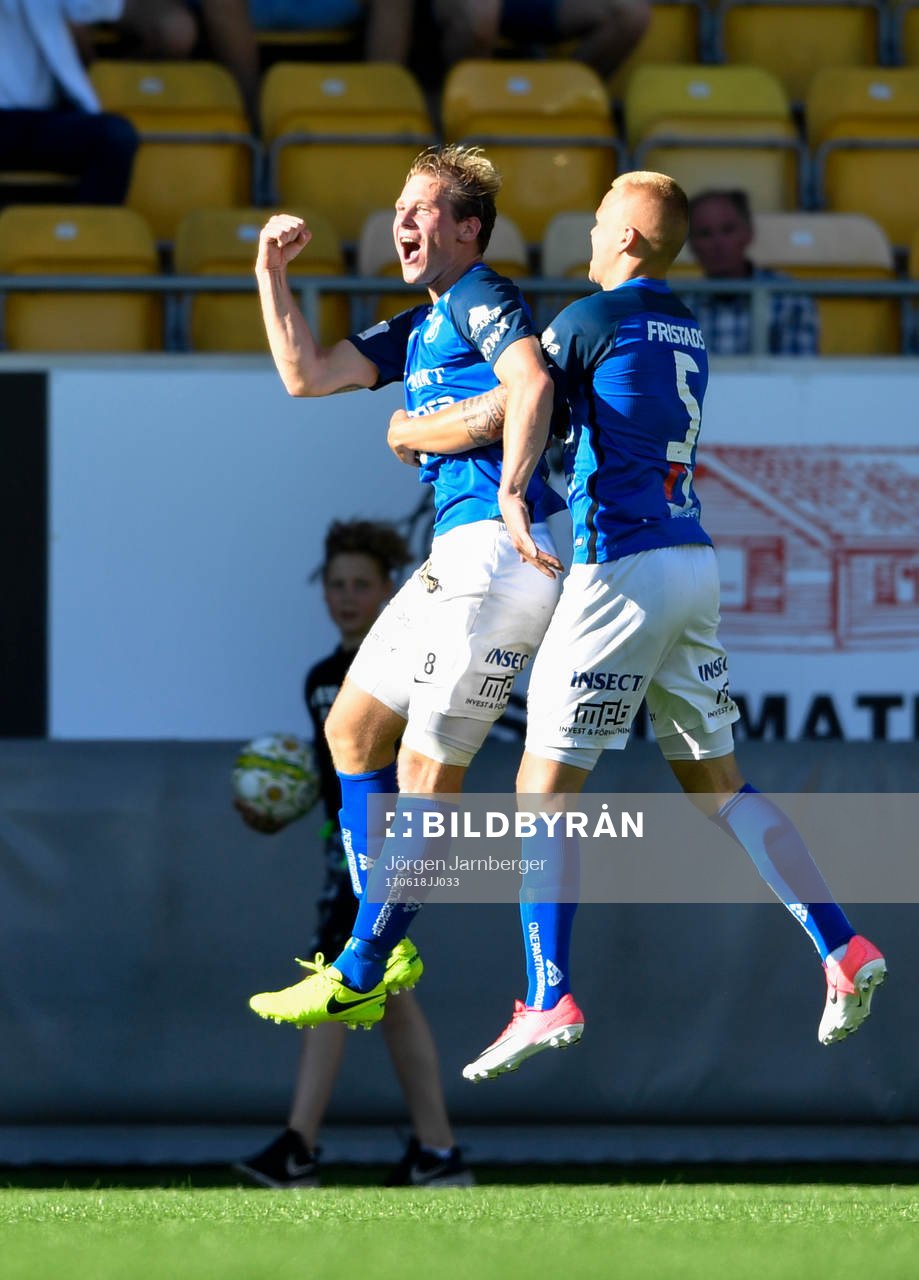 Norrbys Nicklas Savolainen jublar med Jesper Brandt