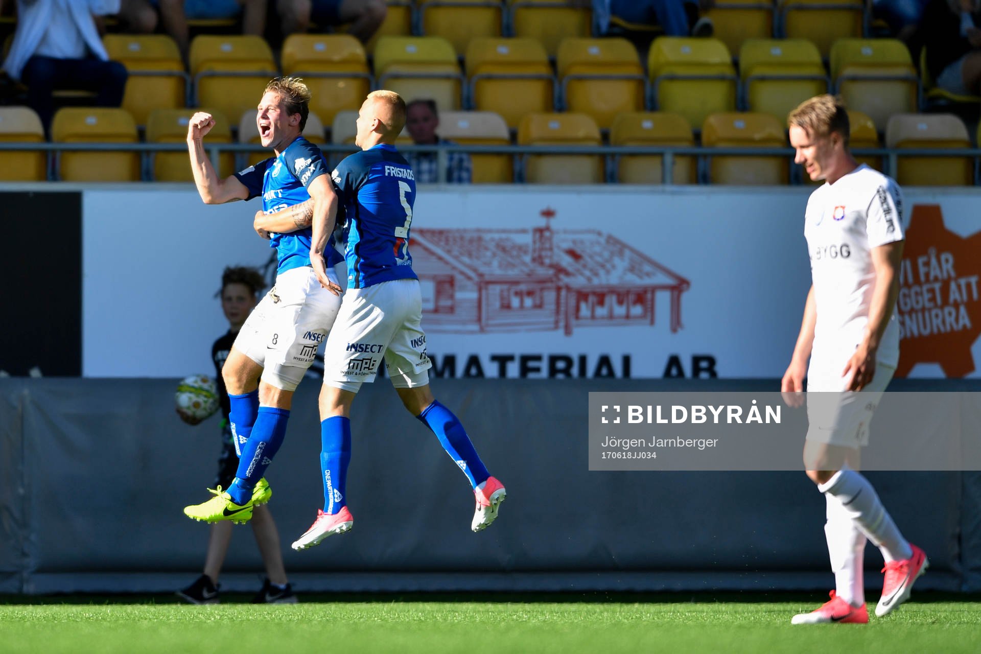 Norrbys Nicklas Savolainen jublar med Jesper Brandt