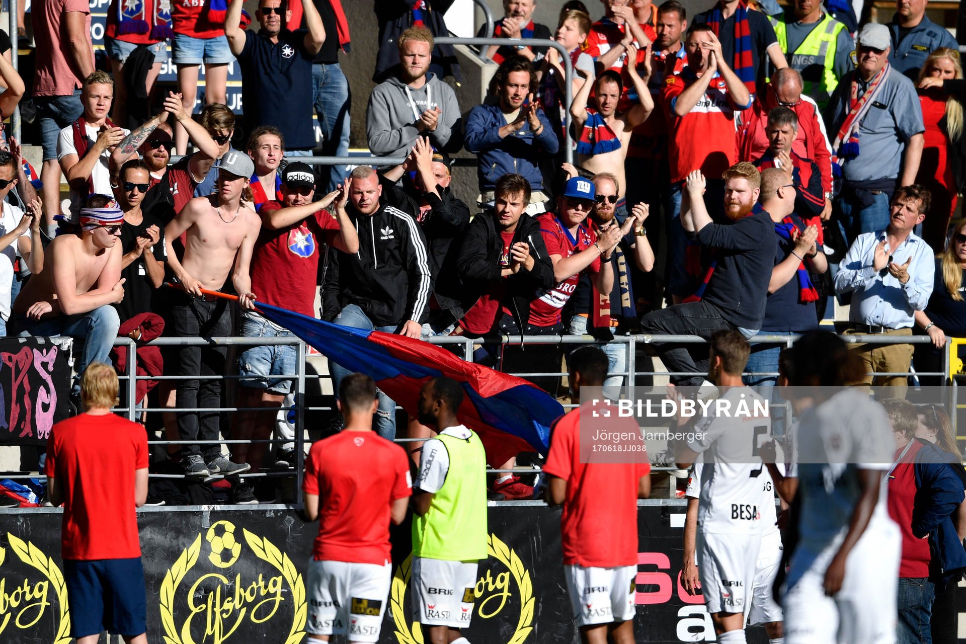 Örgrytes spelare deras supportrar applåderar