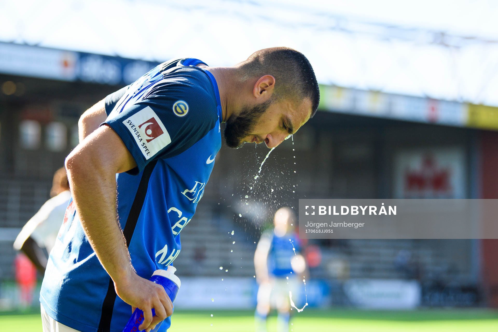 Norrbys Kardo Sarchel Aso Omar svalkar sig med vatten