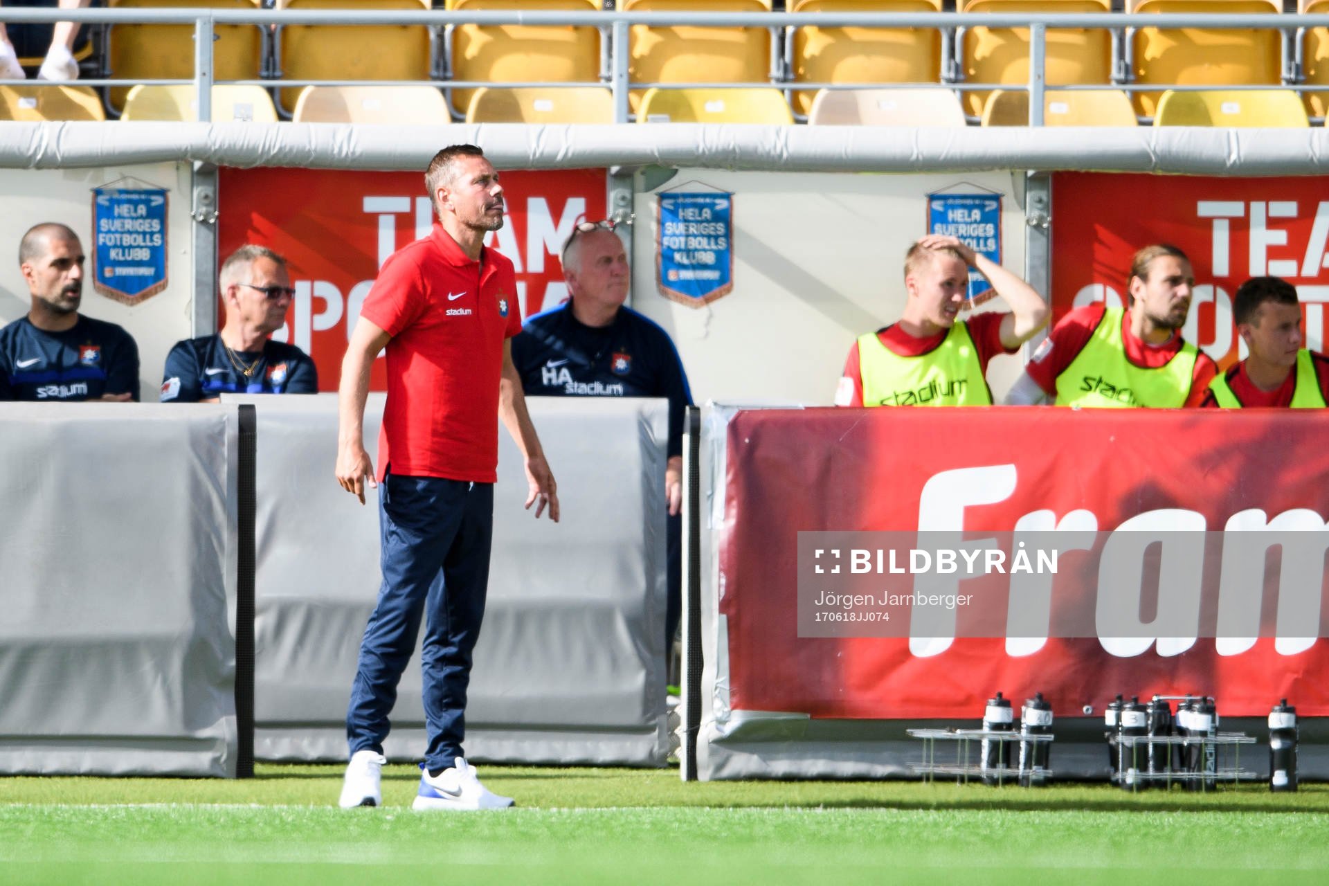 Örgrytes tränare Marcus Lantz manar på spelaren