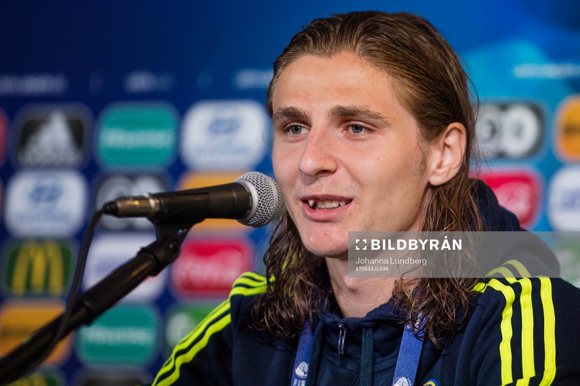 Pawel Cibicki deltar i en presskonferens