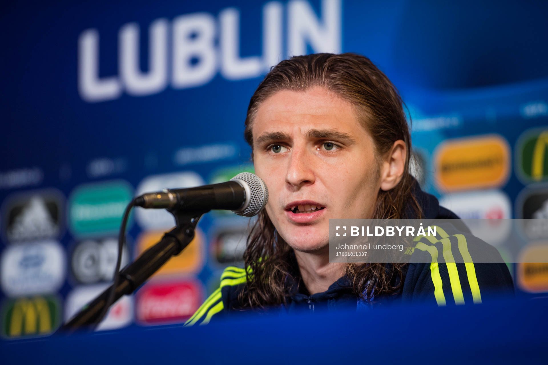 Pawel Cibicki deltar i en presskonferens efter en träning med Sveriges U21-landslag i fotboll den 18 juni 2017 i Lublin.