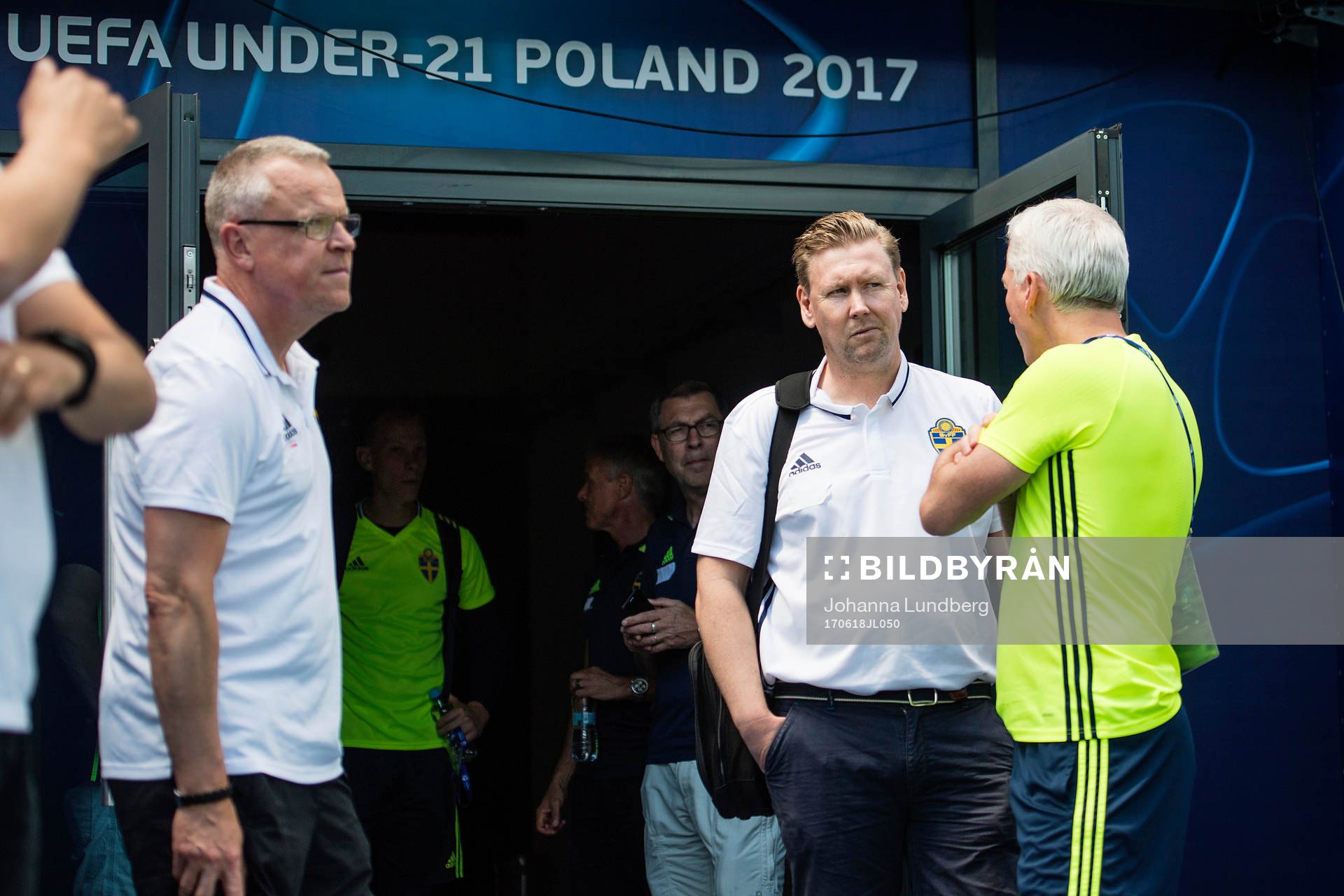 Janne Andersson och  Peter Wettergren pratar med