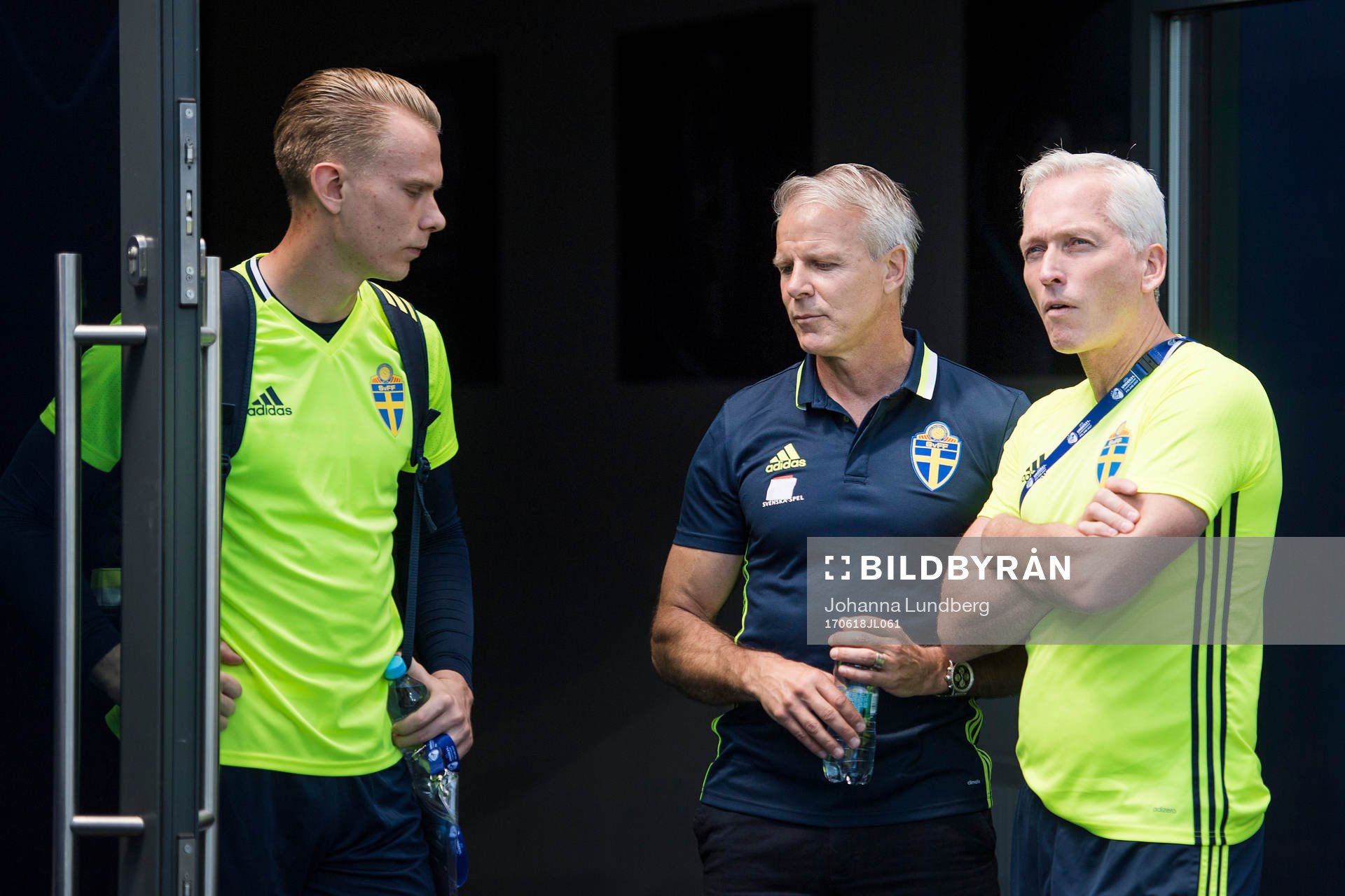 målvakt Pontus Dahlberg pratar med Roland Nilsson och
