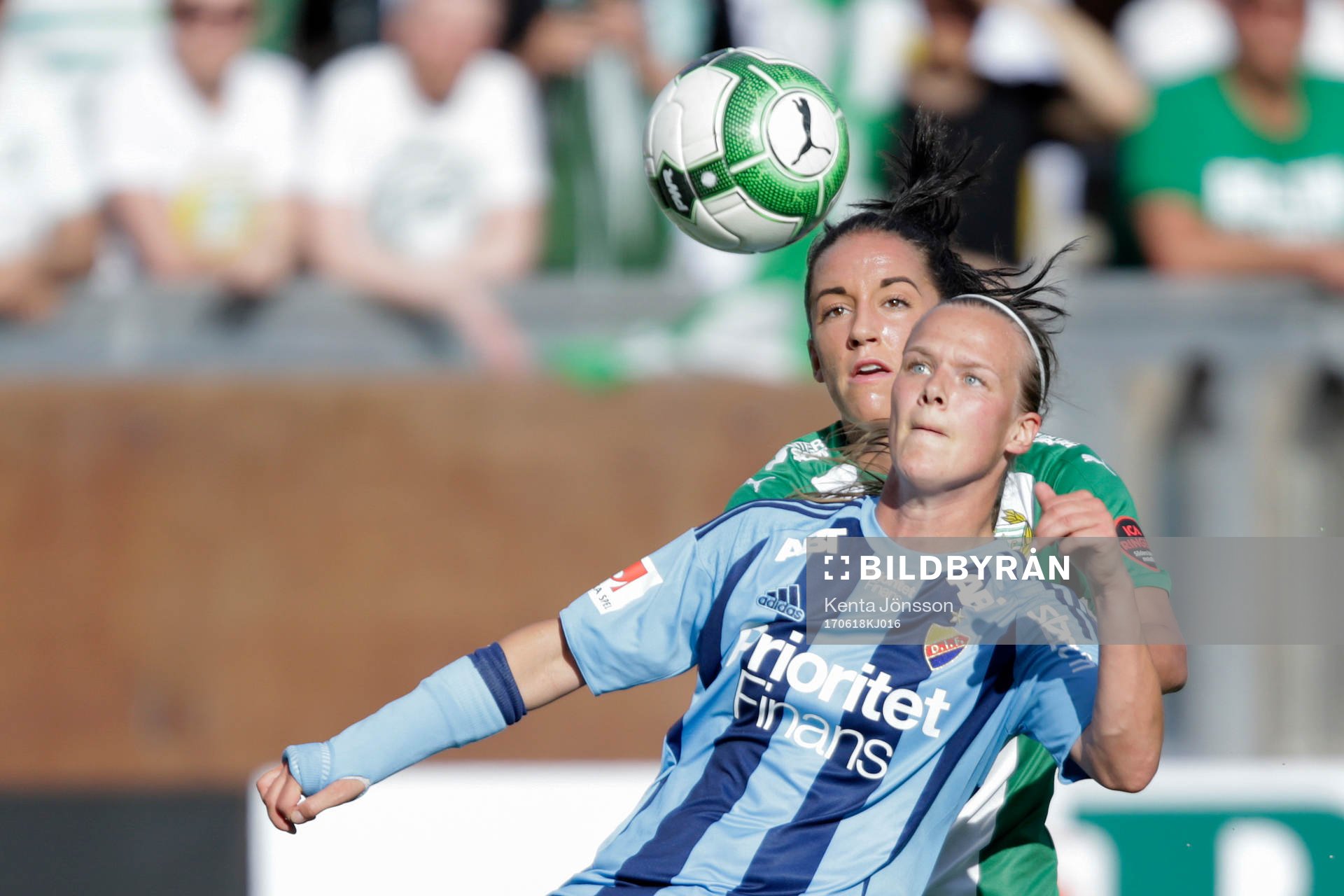 Djurgårdens Michaela van den Bulk och Hammarbys Anna Oskarsson i nickduell under fotbollsmatchen i Damallsvenskan mellan Hammarby och Djurgården den 18 Juni 2017 i Stockholm.