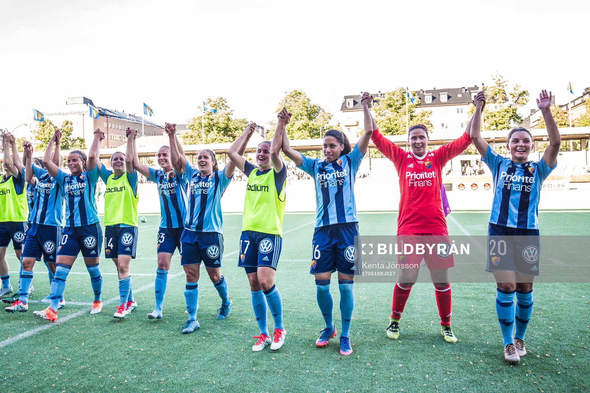 Djurgårdens spelare jublar efter fotbollsmatchen i Damallsvenskan mellan Hammarby och Djurgården den 18 Juni 2017 i Stockholm. 