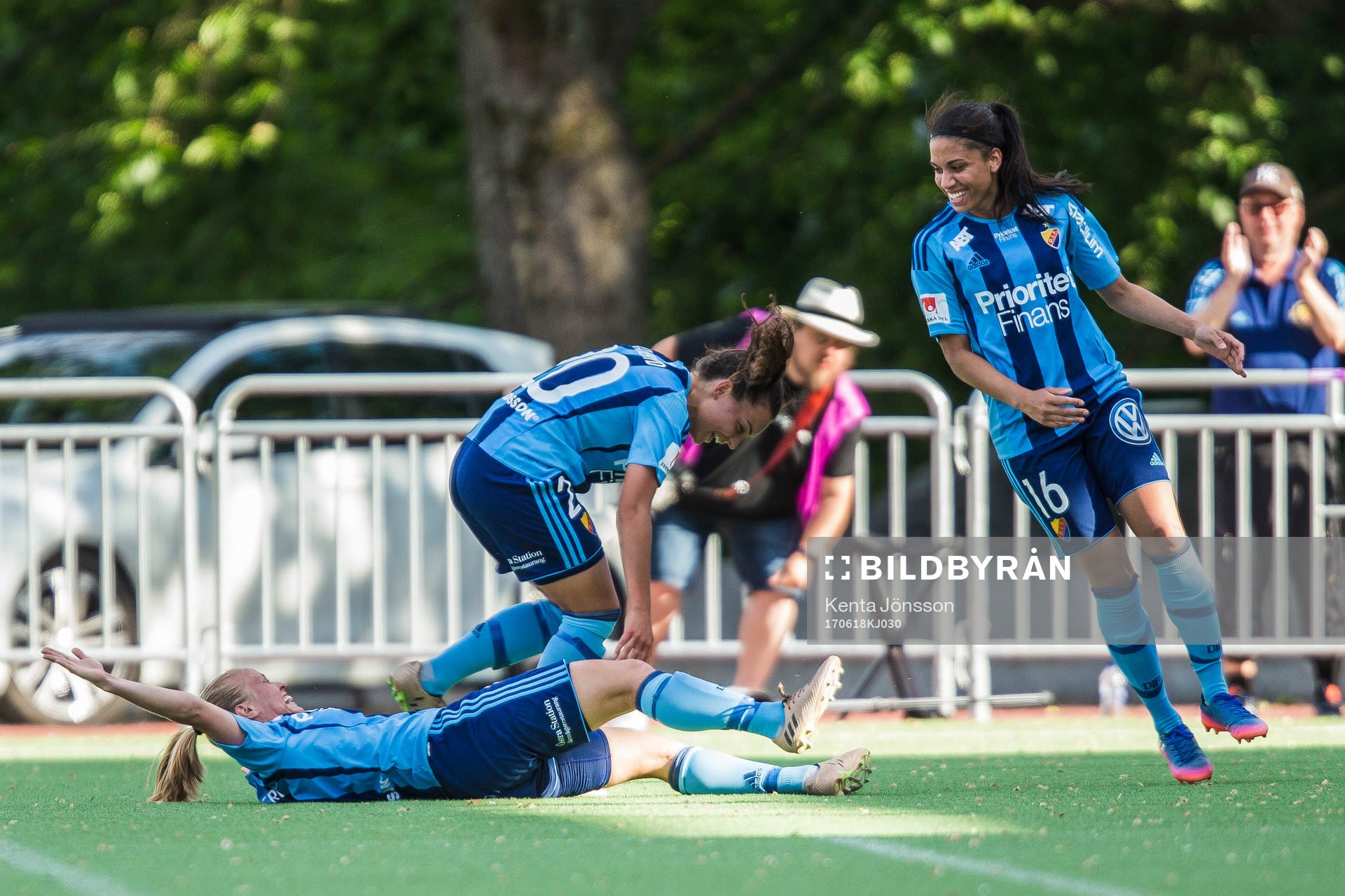 Djurgårdens Mia Jalkerud jublar med Johanna Rytting