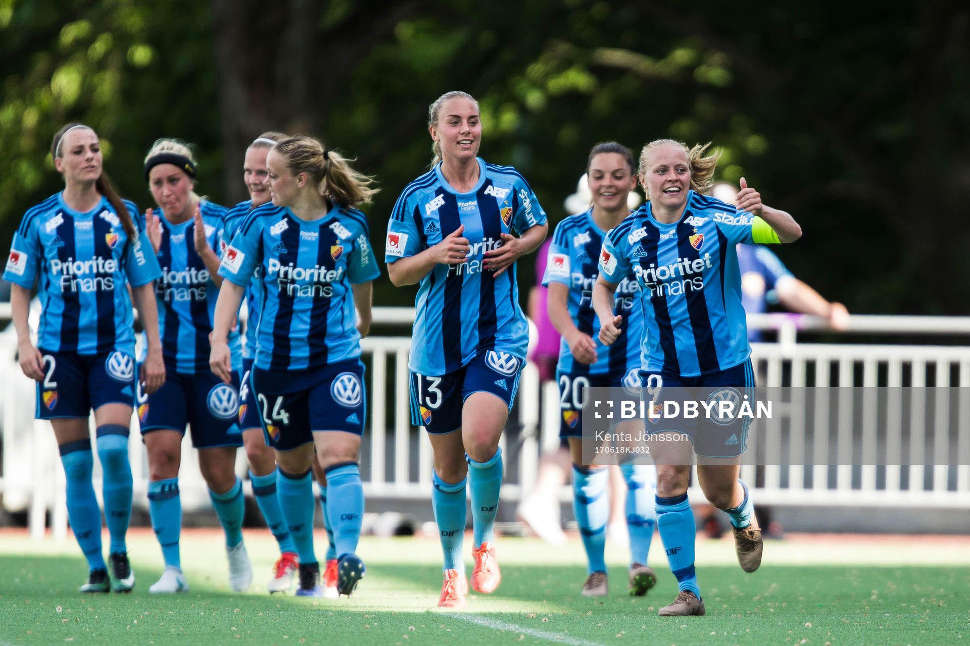 Djurgårdens Mia Jalkerud jublar med lagkamrater efter 0-1 under fotbollsmatchen i Damallsvenskan mellan Hammarby och Djurgården den 18 Juni 2017 i Stockholm. 