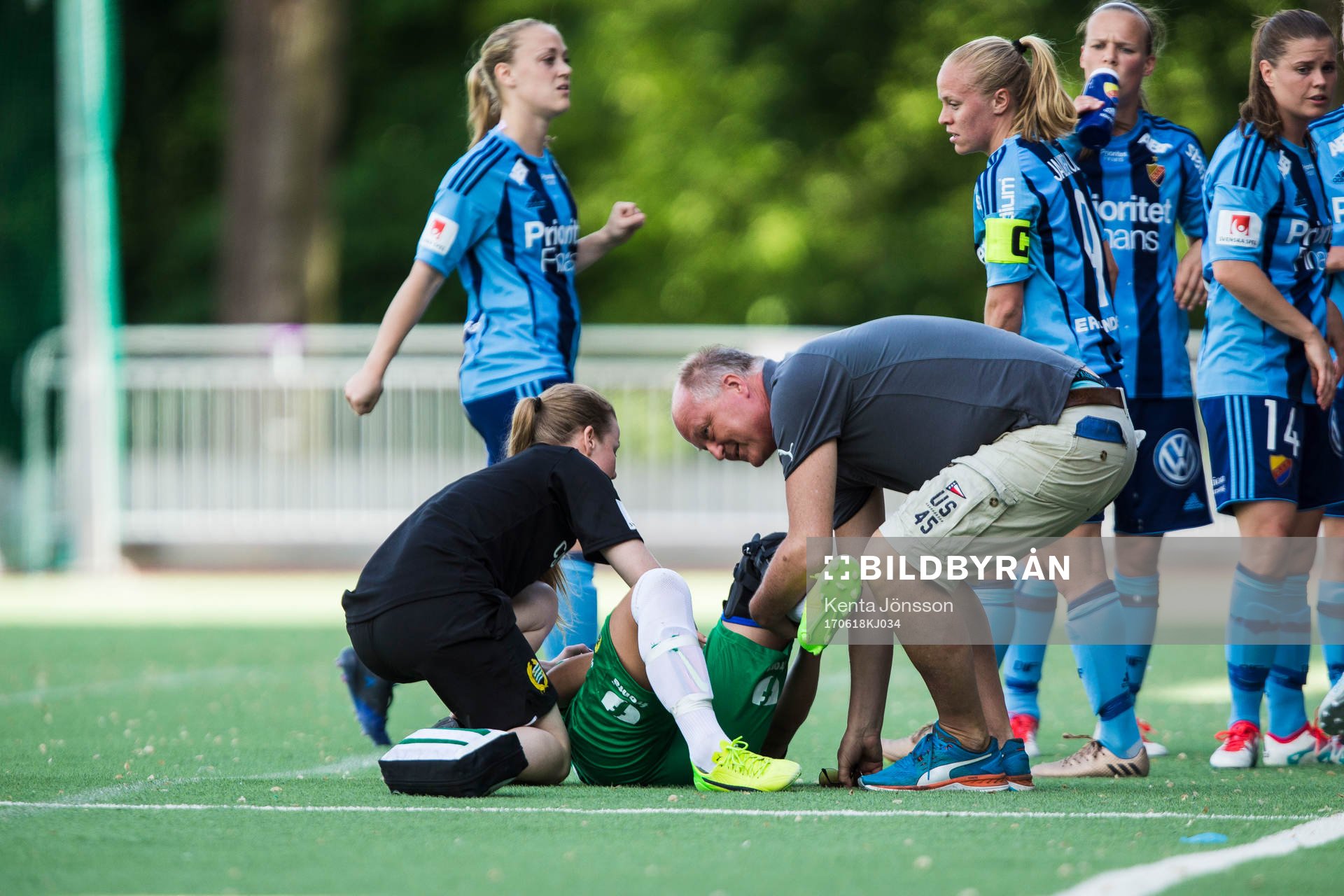 Hammarbys Elena Sadiku har skadat sig under fotbollsmatchen i Damallsvenskan mellan Hammarby och Djurgården den 18 Juni 2017 i Stockholm. 