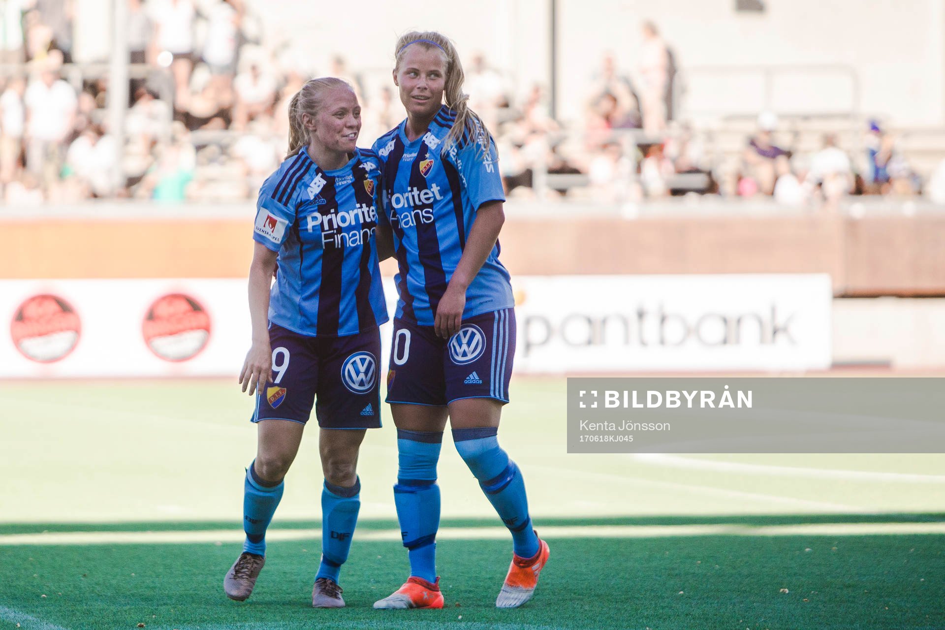 Djurgårdens Mia Jalkerud och Madeleine Stegius jublar