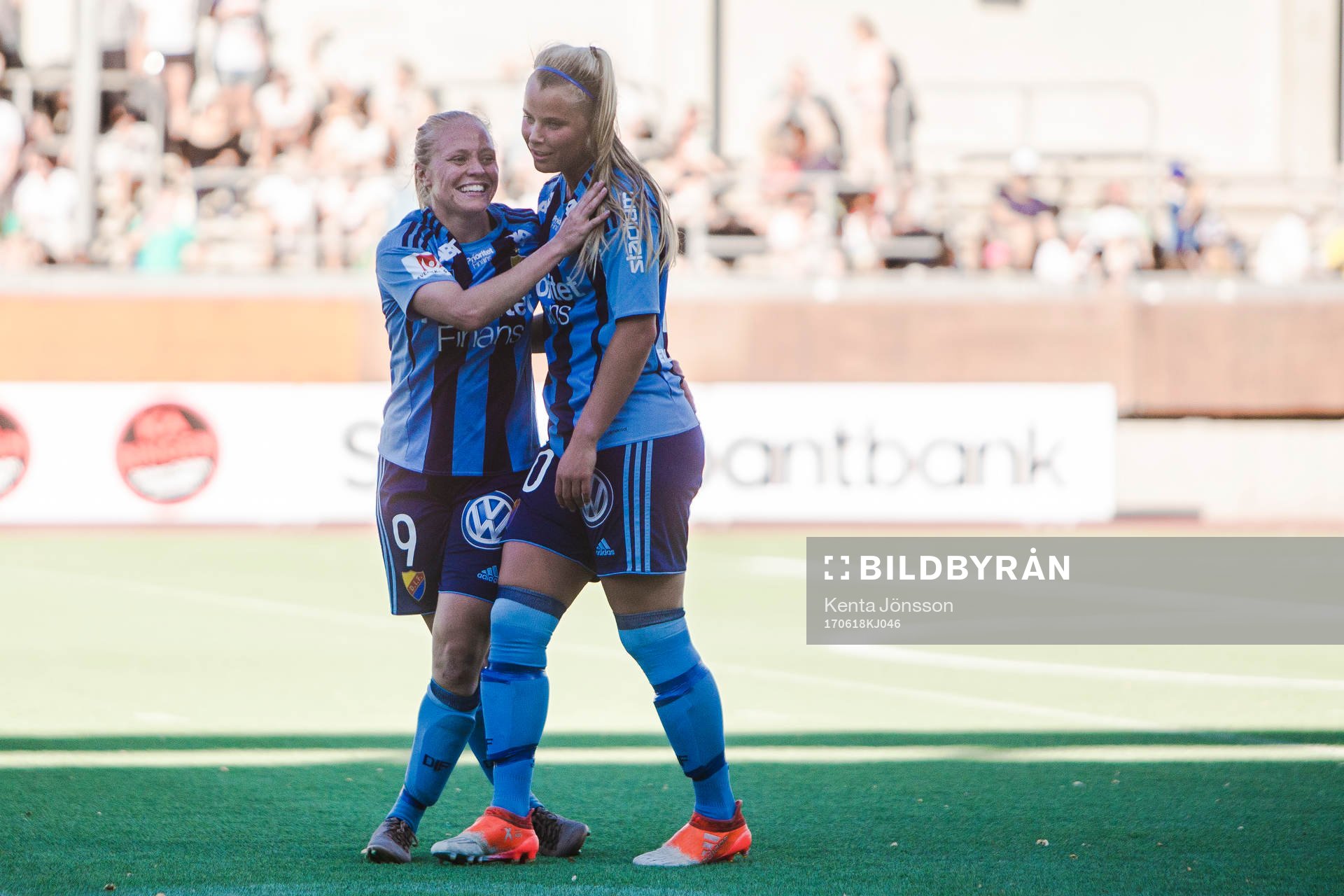 Djurgårdens Mia Jalkerud och Madeleine Stegius jublar