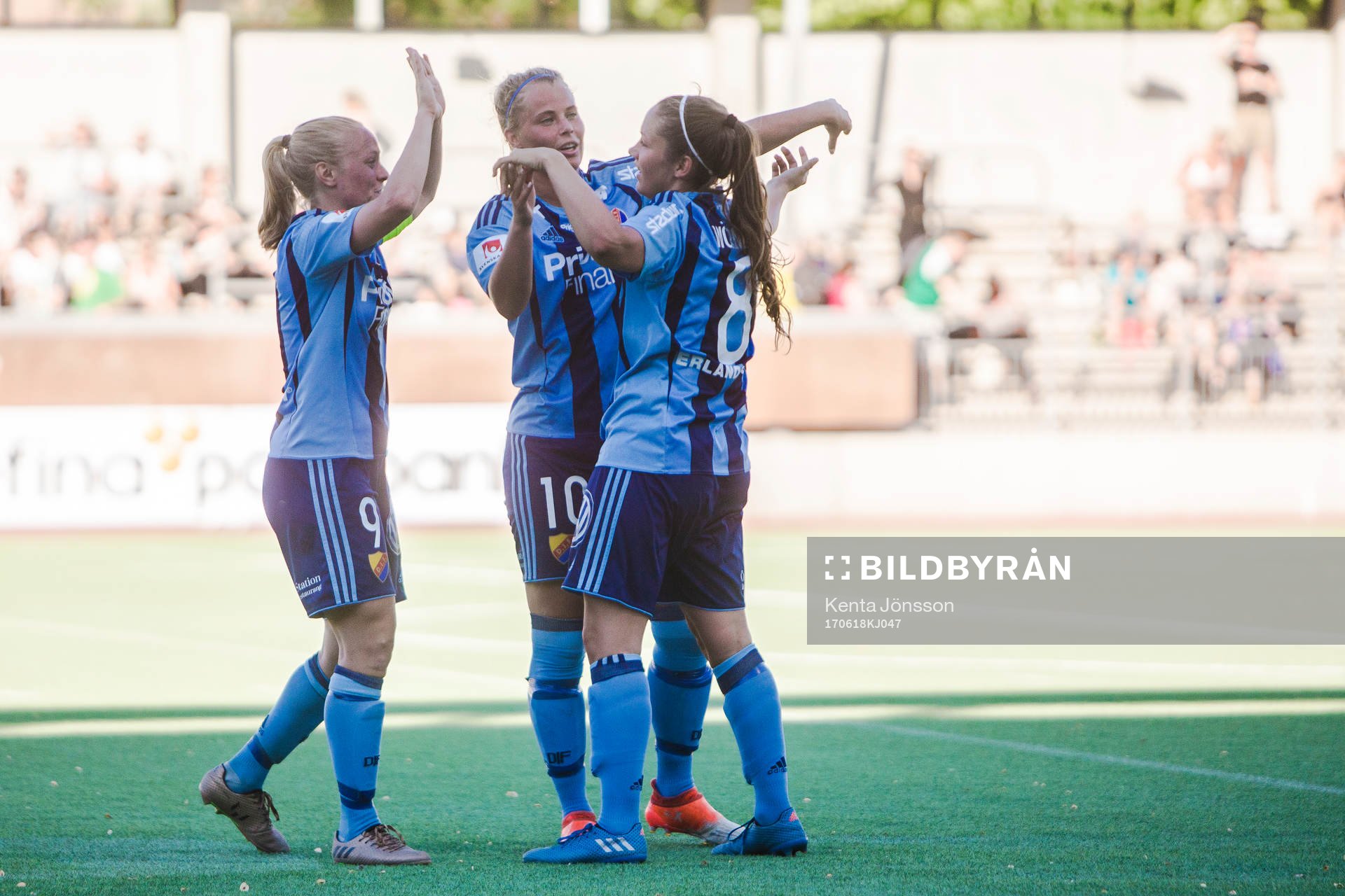 Djurgårdens Mia Jalkerud  och Madeleine Stegius jublar