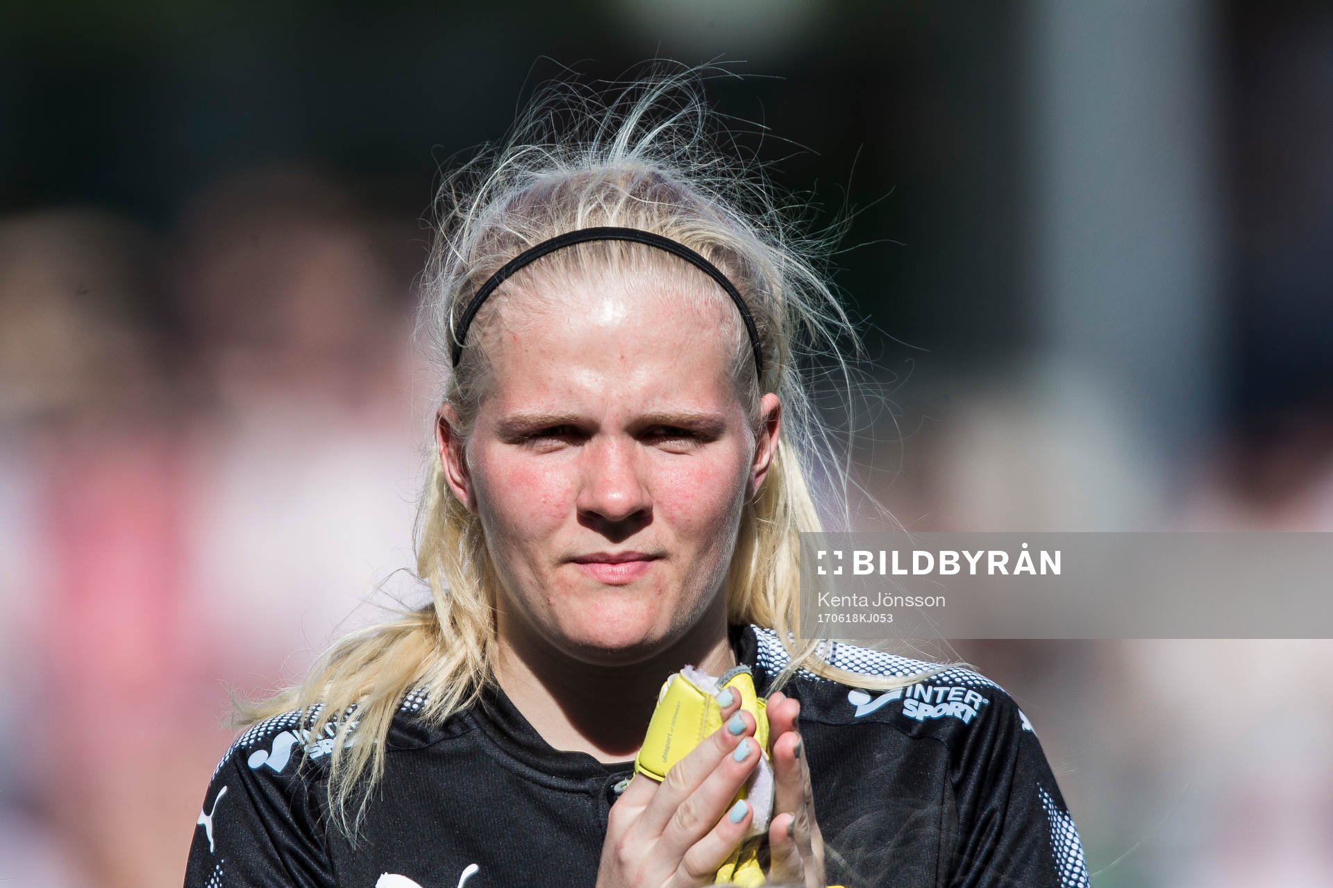 Hammarbys målvakt Emma Holmgren innan fotbollsmatchen i
