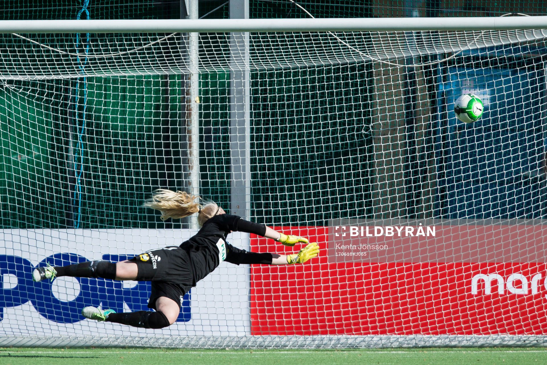 Hammarbys målvakt Emma Holmgren vid 0-1 av Djurgårdens
