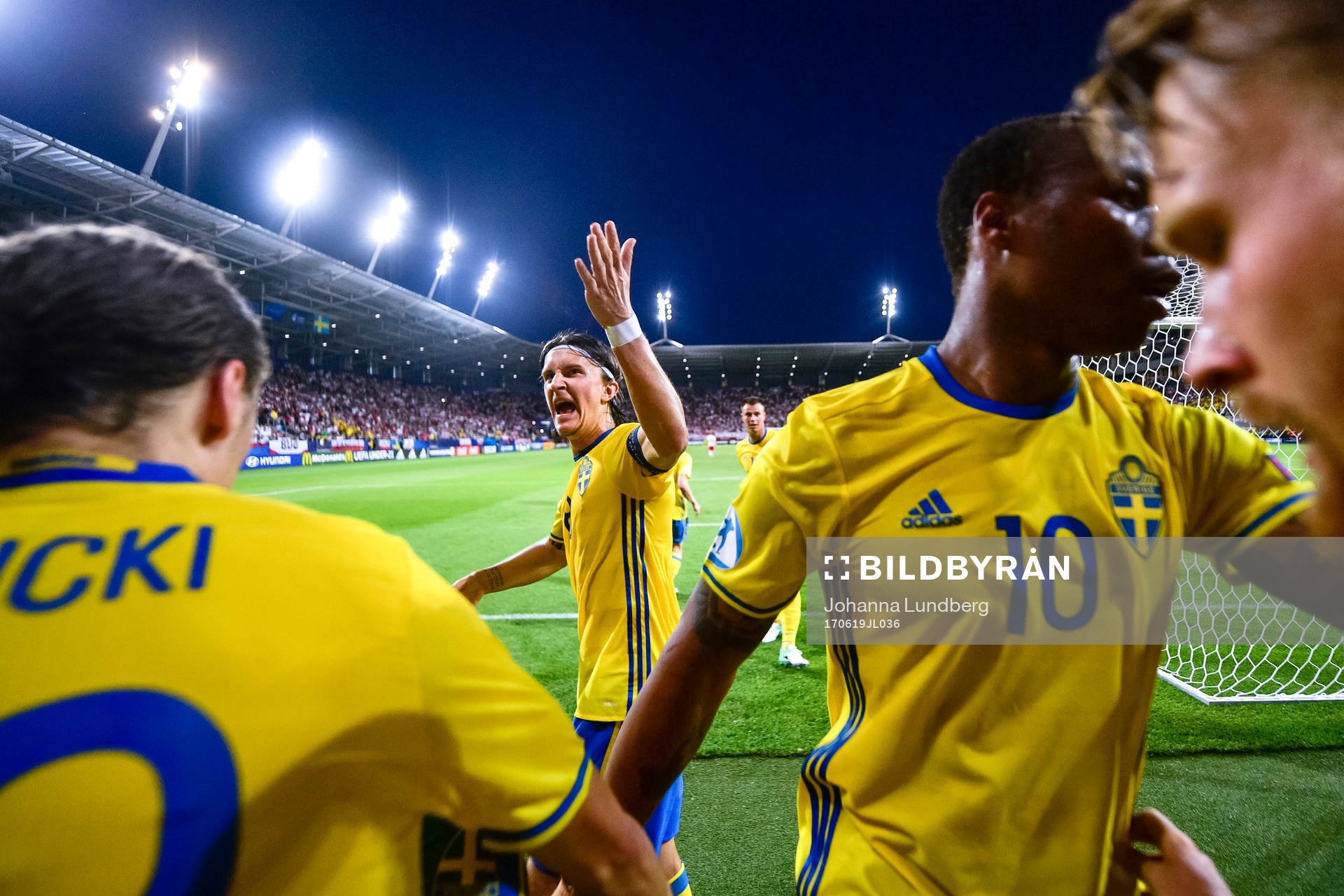 Sveriges Kristoffer Olsson och Carlos Strandberg jublar
