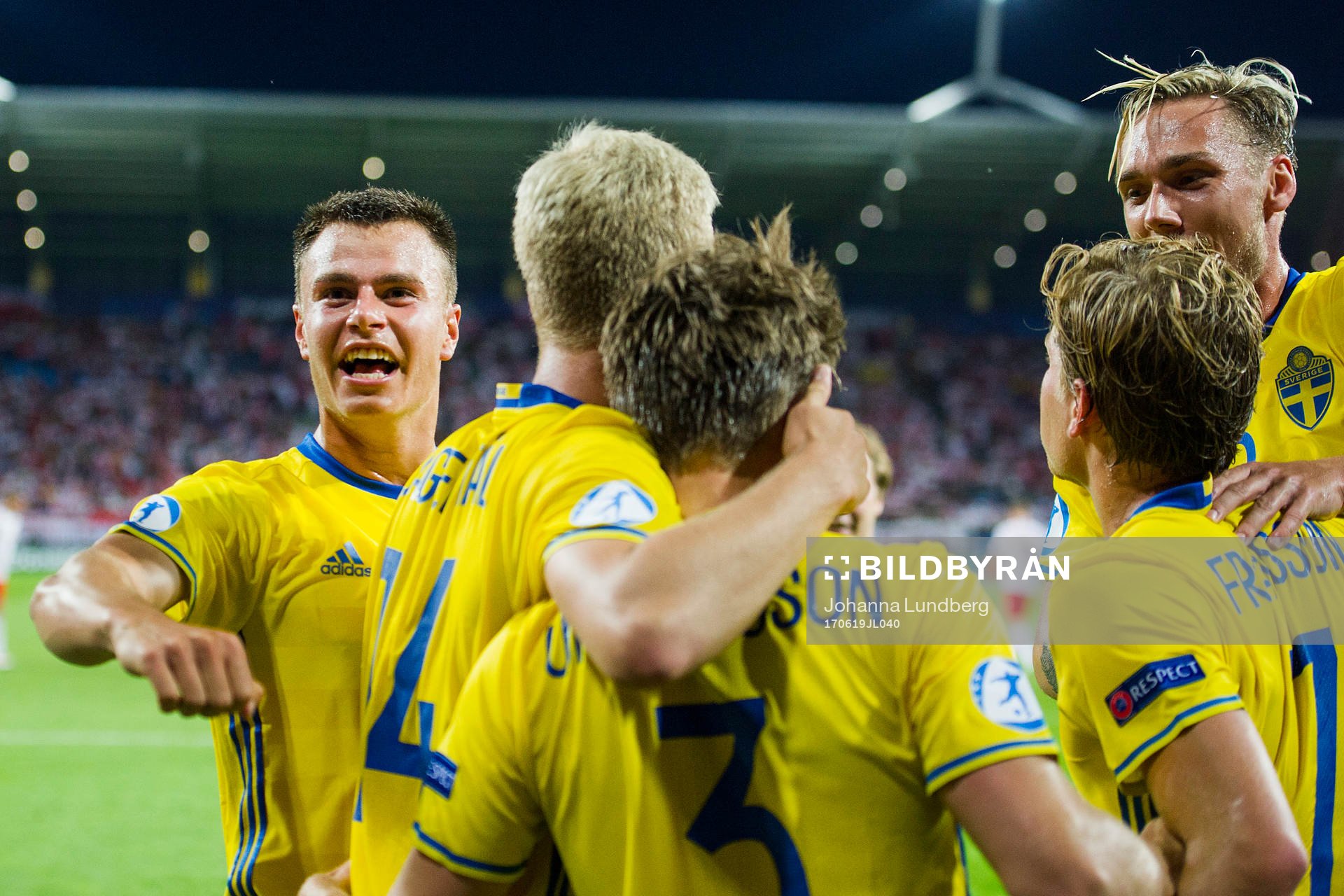 Sveriges Melker Hallberg, Filip Dagerstål, Alexander Fransson och Linus Wahlqvist jublar med Jacob Une Larsson efter att han har gjort 1-2 under fotbollsmatchen i U21-EM mellan Polen och Sverige den 19 juni 2017 i Lublin.