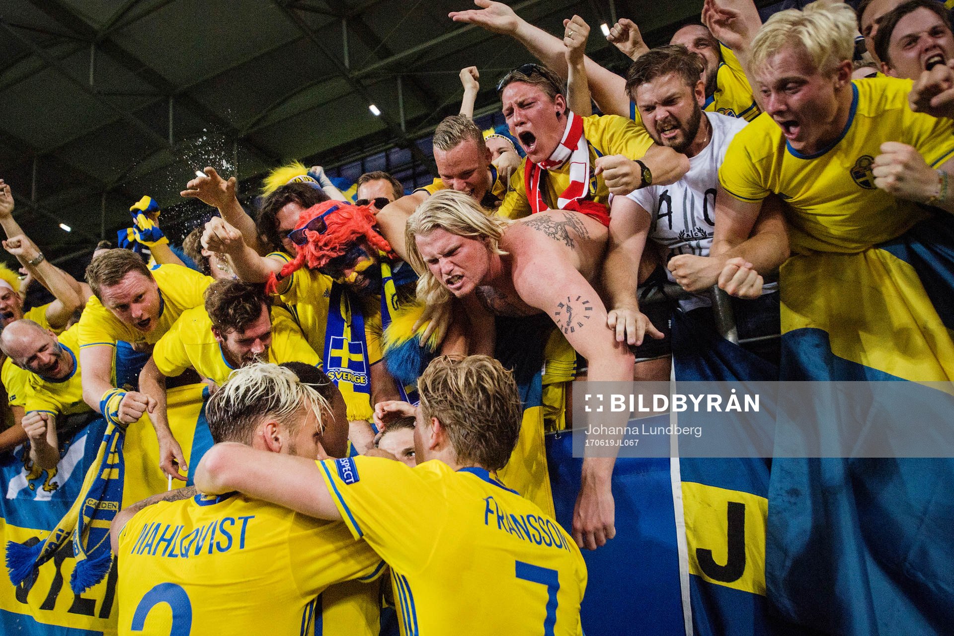 Sveriges Carlos Strandberg, Linus Wahlqvist och Alexander Fransson jublar efter 1-1 under fotbollsmatchen i U21-EM mellan Polen och Sverige den 19 juni 2017 i Lublin.