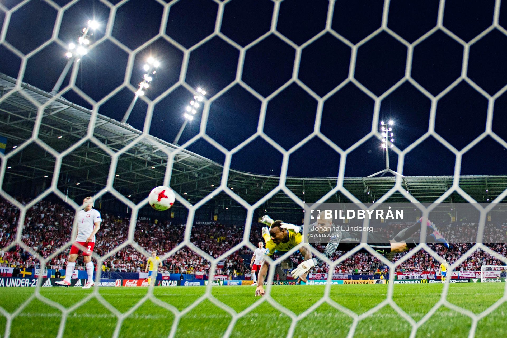Sveriges Carlos Strandberg nickar in 1-1 bakom Polens