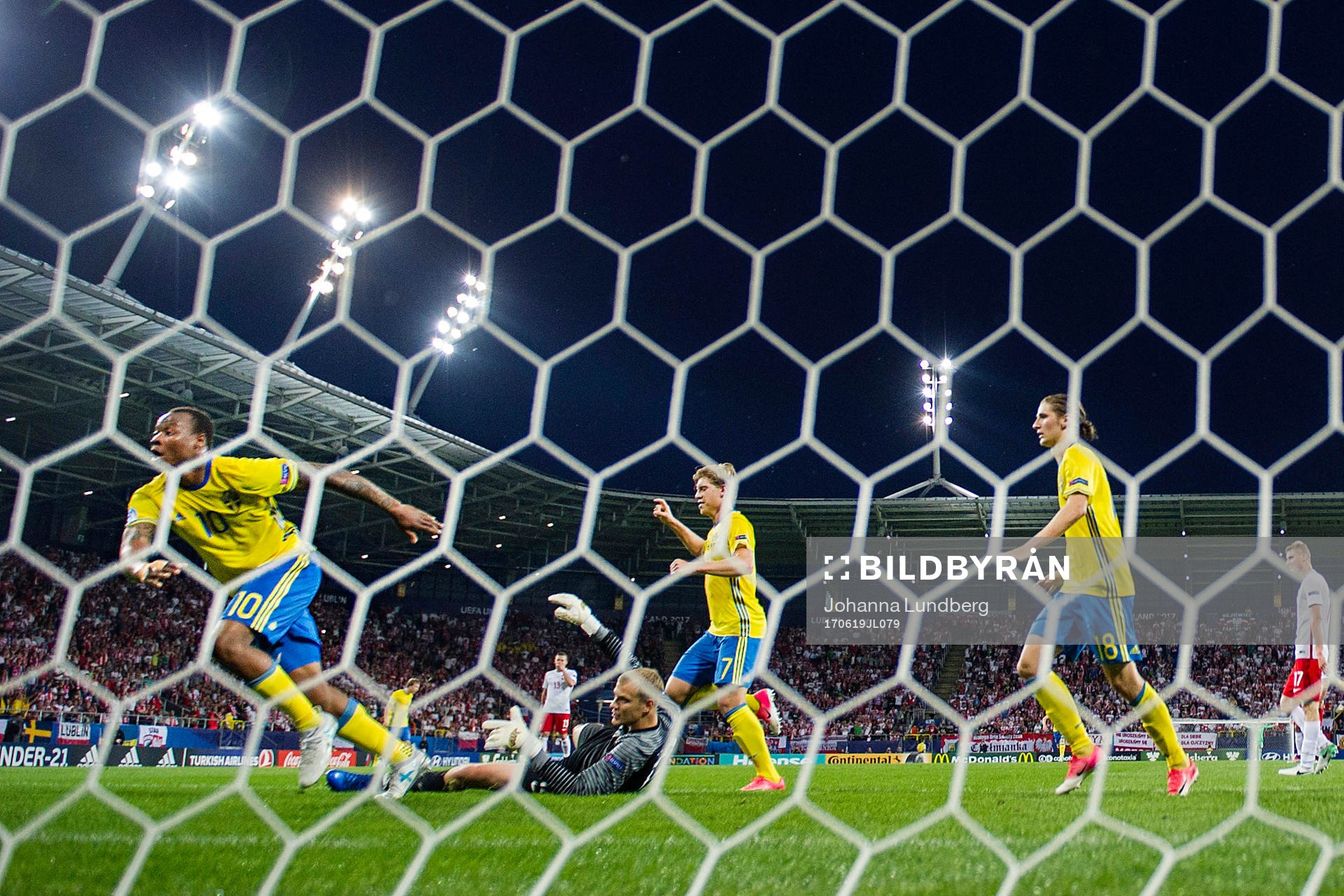 Sveriges Carlos Strandberg jublar med Alexander Fransson och Pawel Cibicki efter att han har gjort 1-1 under fotbollsmatchen i U21-EM mellan Polen och Sverige den 19 juni 2017 i Lublin.